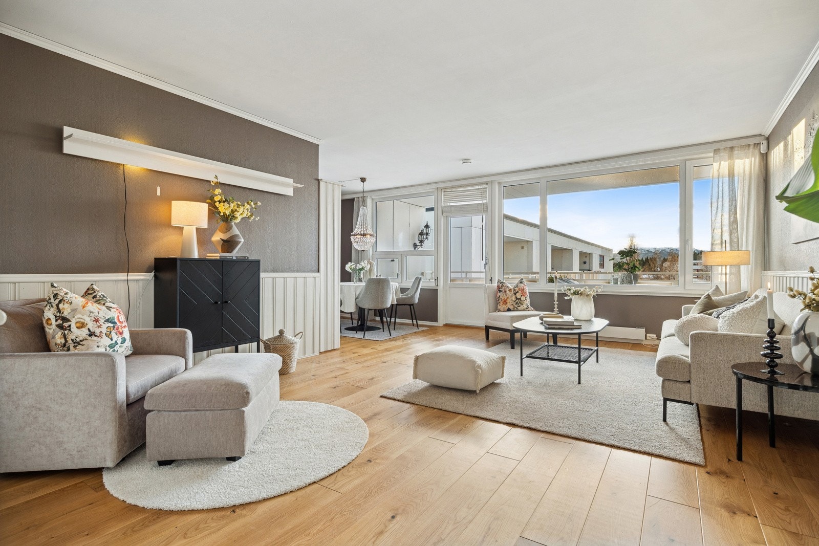 Stue med spisestue er av god størrelse og måler hele 31,7 kvm. Galleribilde