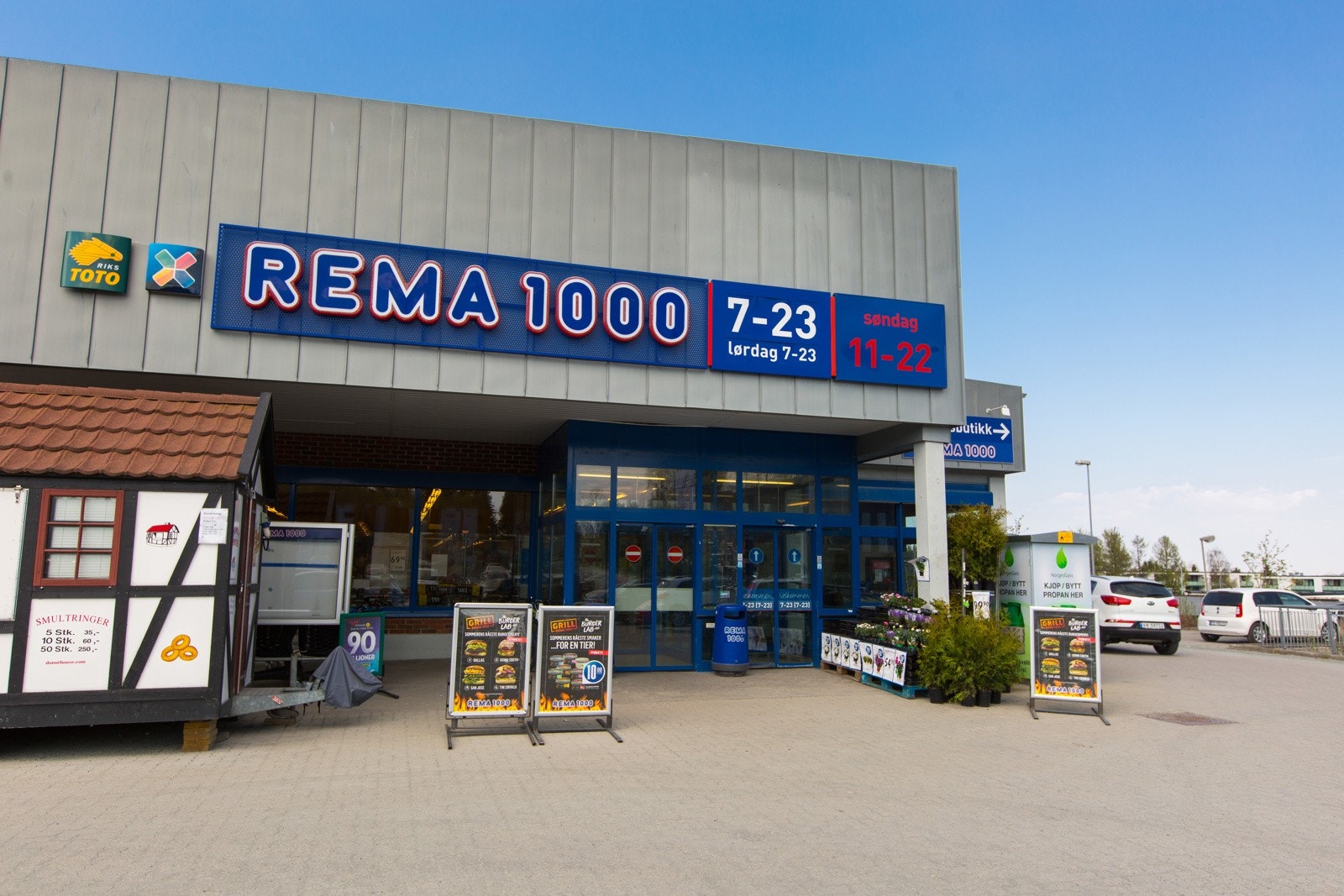 Like ved finner man Rema 1000 (ikke lenger søndagsåpen) og bensinstasjon med tilknyttet Deli De Luca. Galleribilde