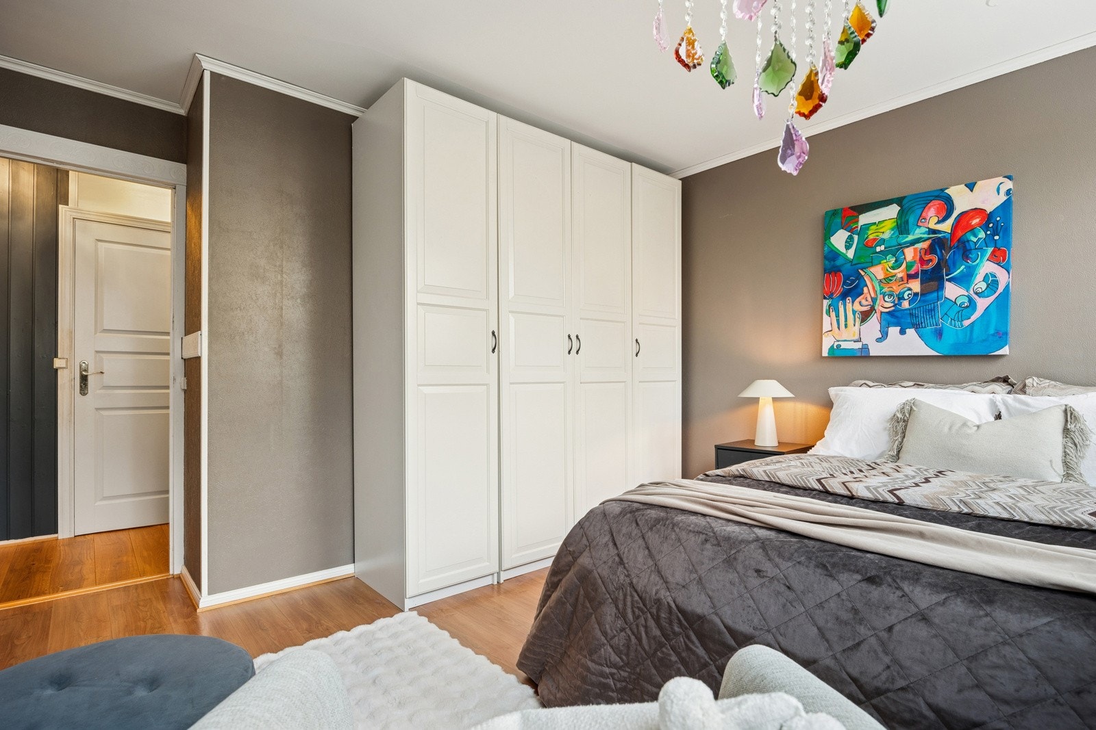 God garderobeløsning på soverom II medfølger i handelen. Galleribilde