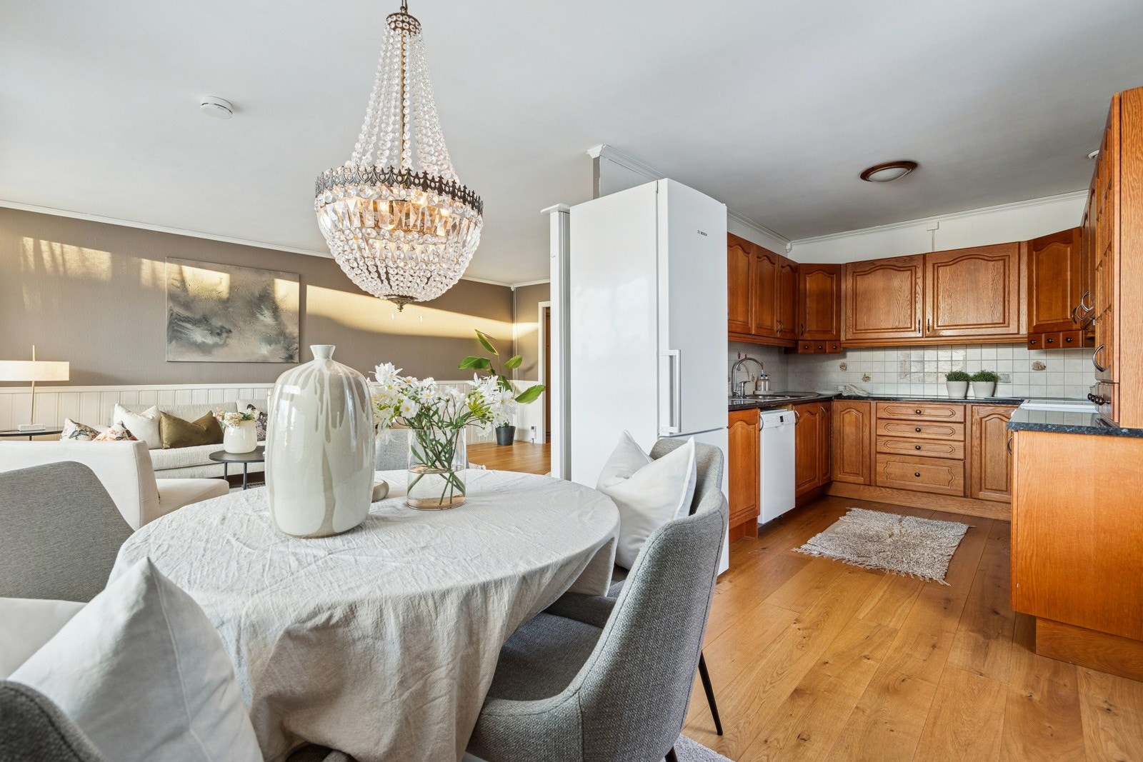 Det er god plass til spisebord foran kjøkkenet. Galleribilde