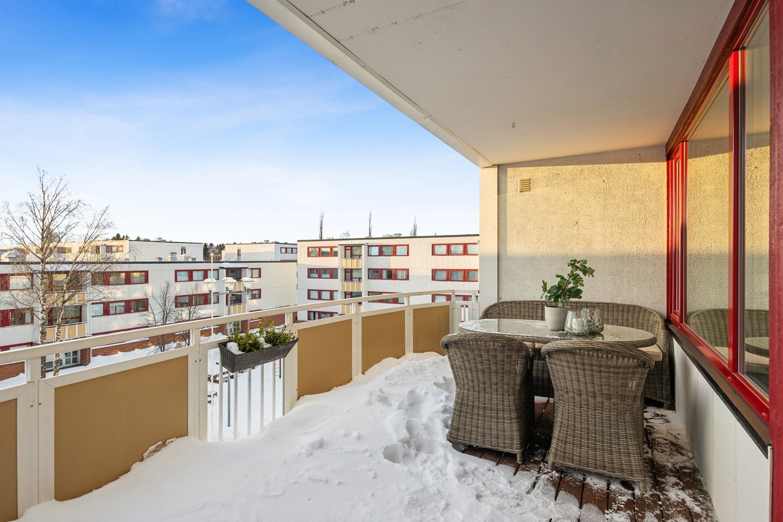 Balkongen måler ca 15 kvm, vender mot sør, og fungerer på sommerstid som forlengelse av stua. Galleribilde