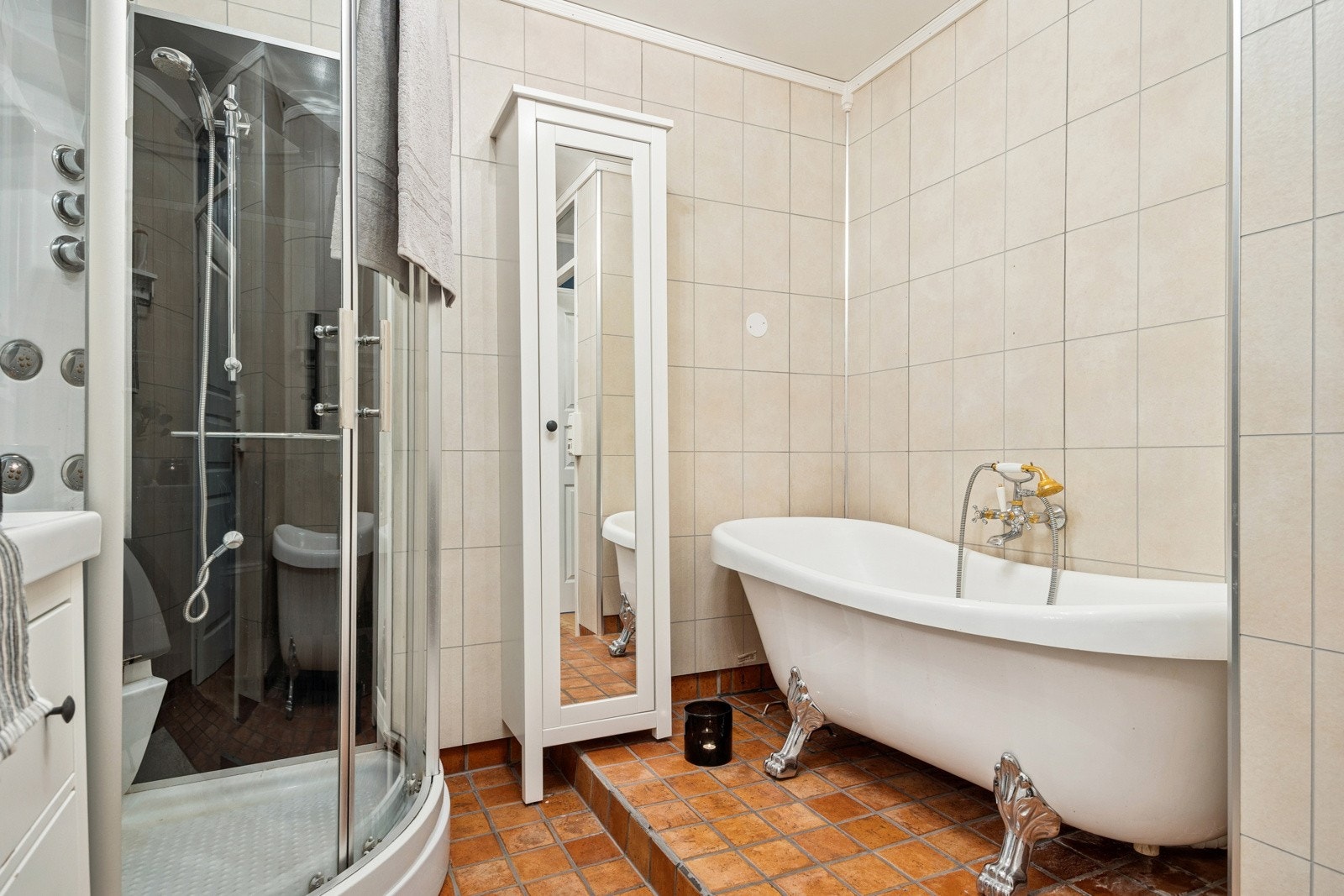 Badet er forøvrig også utstyrt med badekar. Galleribilde