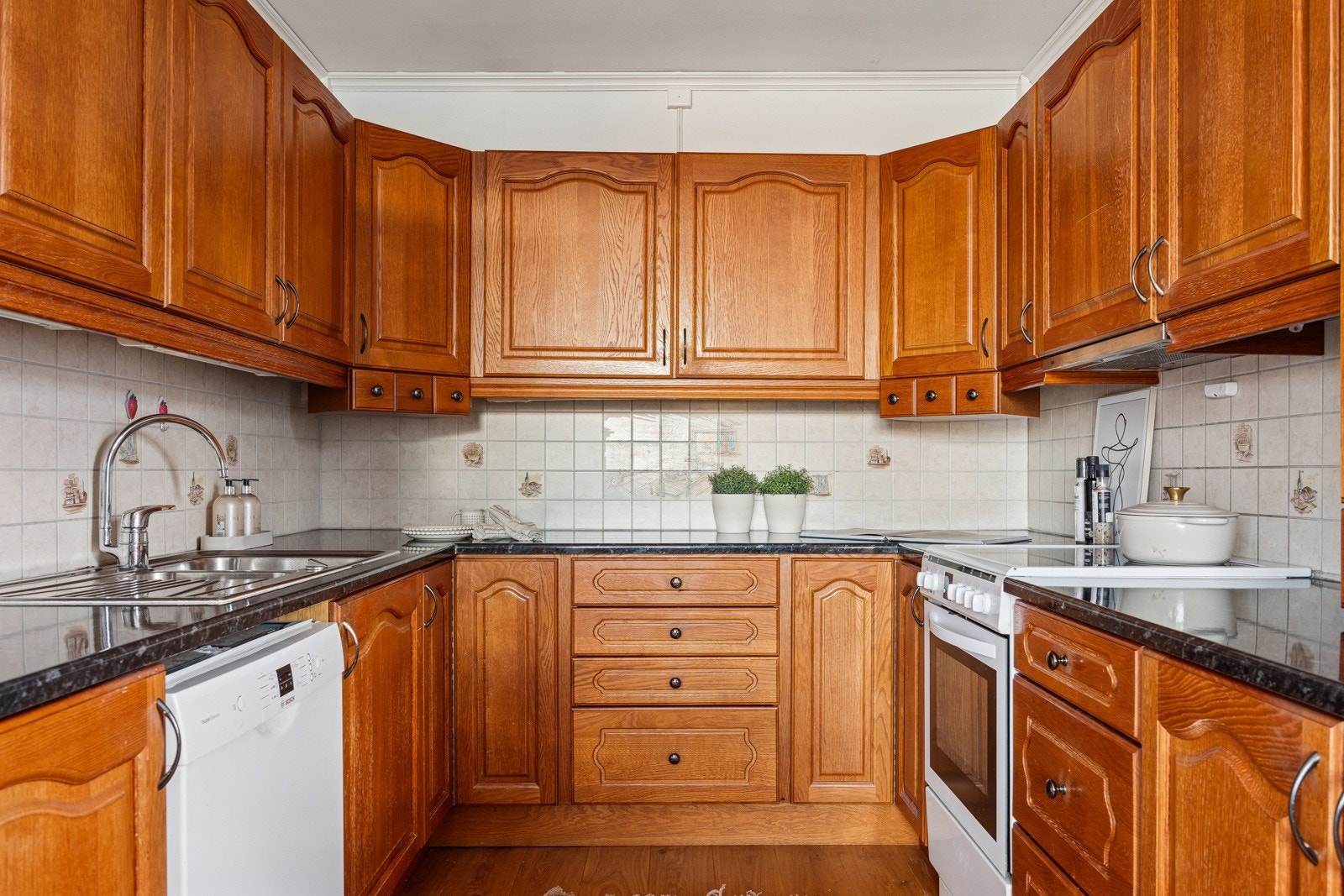 Kjøkkenet byr på rikelig med skap- og benkeplass. Galleribilde