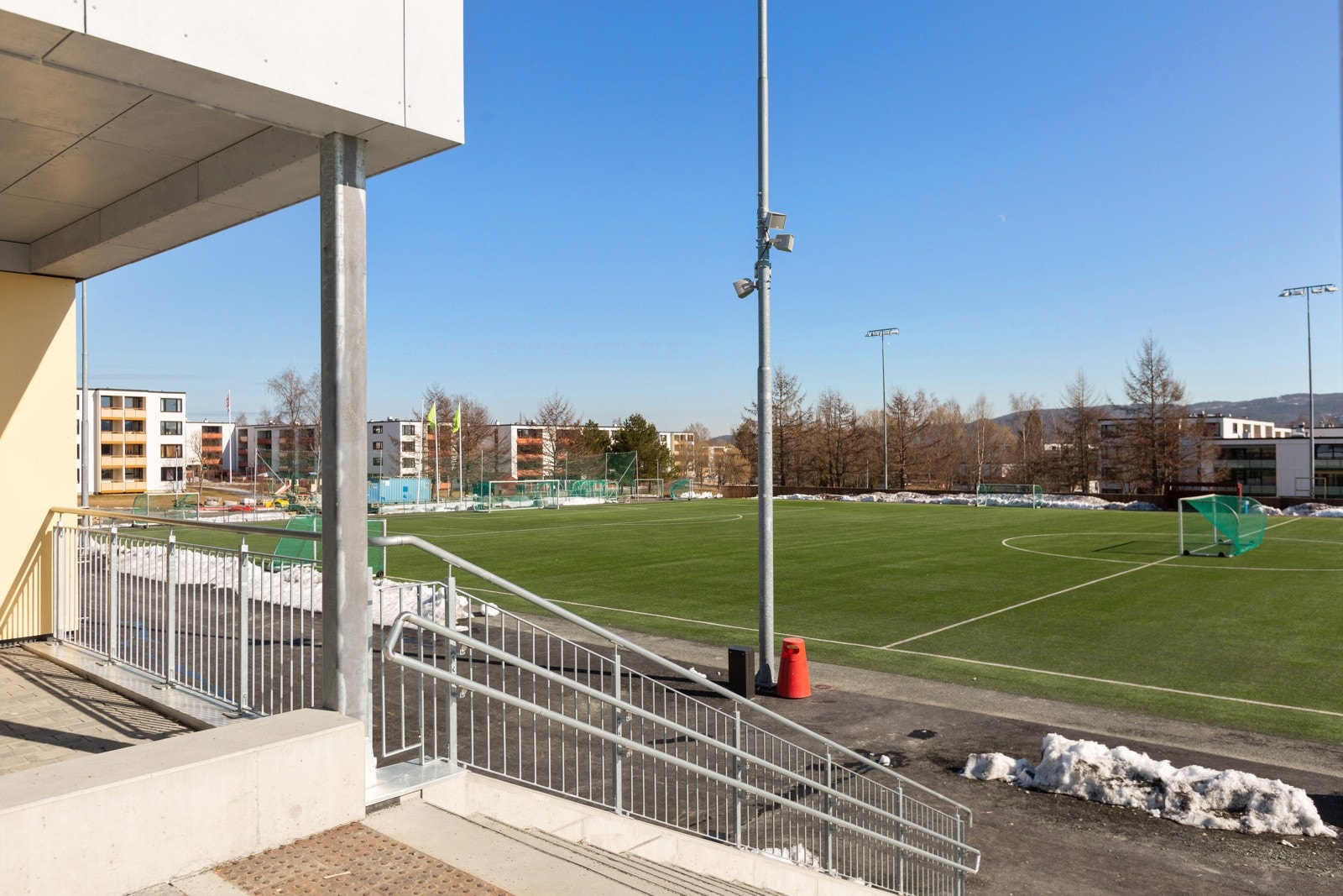 Kunstgressbanen på Kolstad er et yndet samlingssted for aspirerende fotballstjerner. Kolstad har et godt utbygd idrettslag og har oppfostret flere idrettsstjerner, bl.a. rosenborghelten Harald Martin Brattbakk. Galleribilde