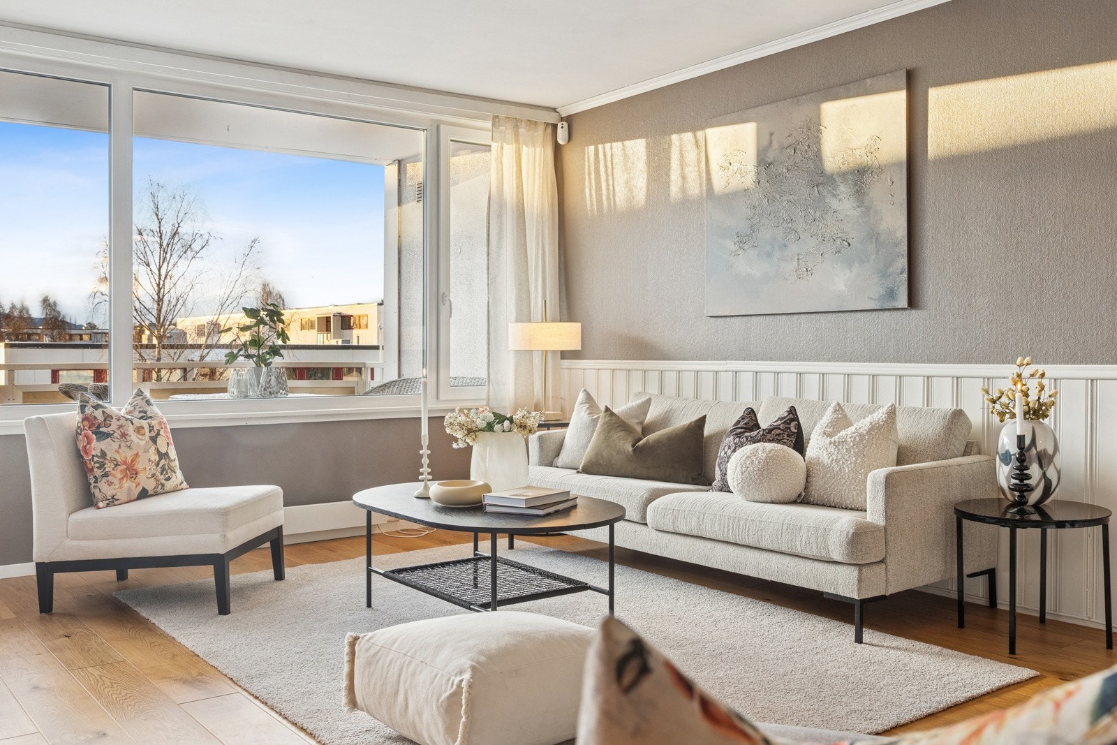 Det meste er inkludert i felleskostnadene til borettslaget, bl.a. TV/Internett, kommunale avgifter, renter og avdrag på fellesgjeld, vaktmestertjeneste, felles bygningsforsikring mm. Galleribilde