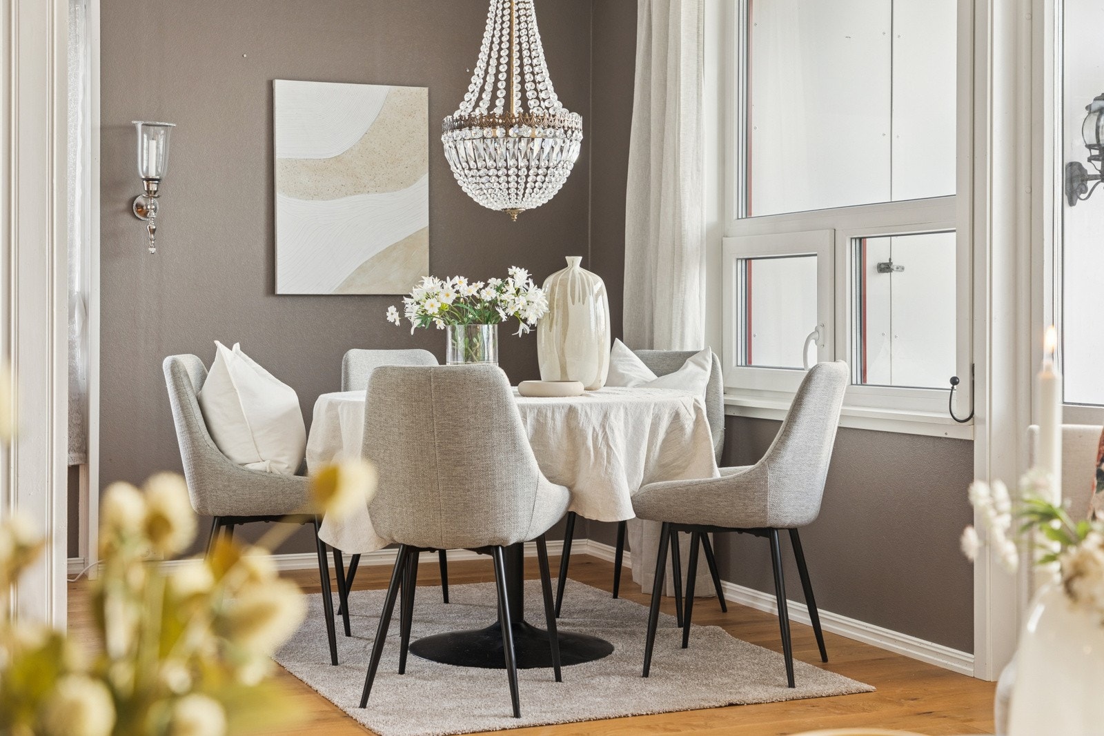 Mange vil nok sette pris på at det er gulvvarme også i stua og spisestua. Galleribilde