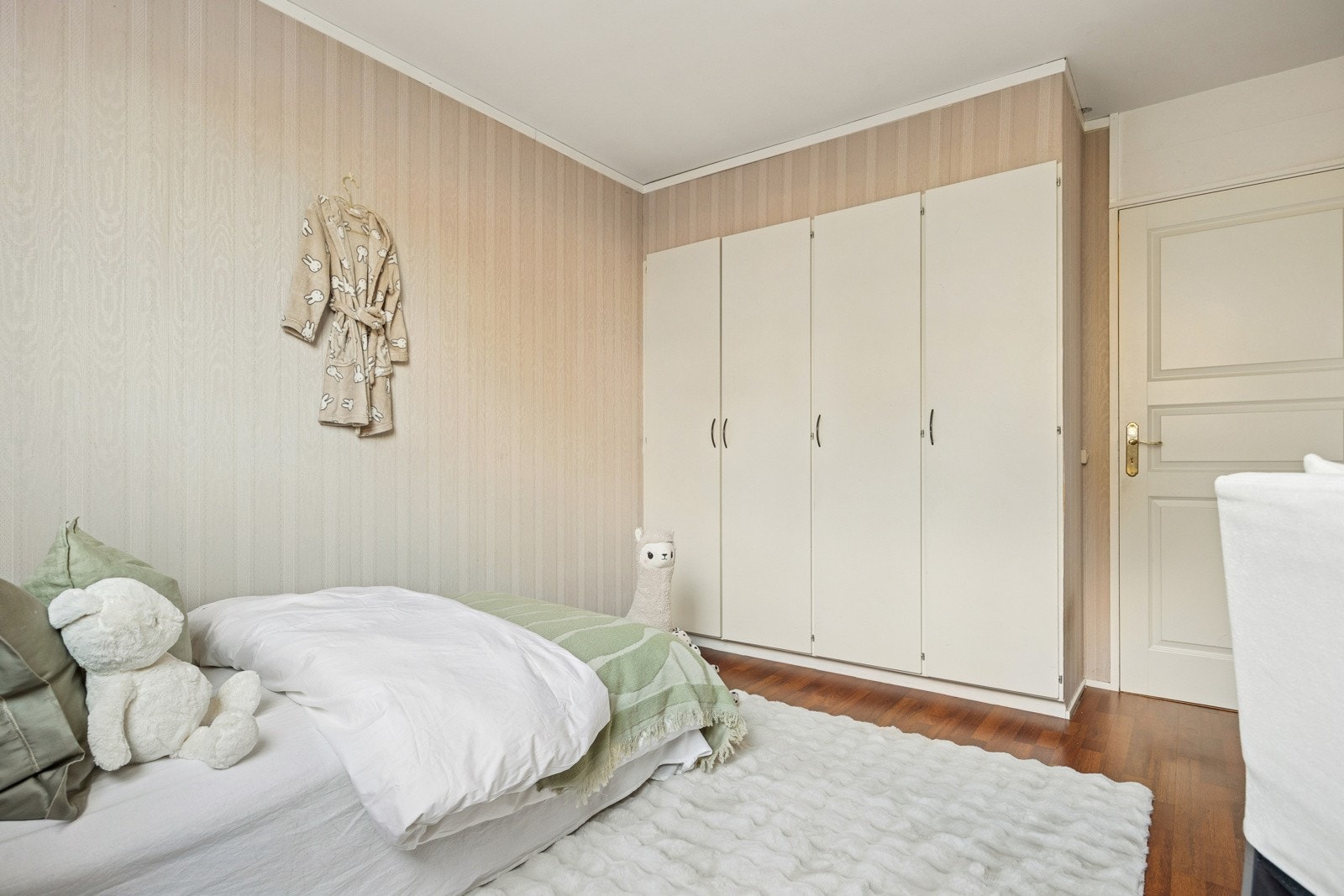 Integrert garderobeløsning på soverommet medfølger. Galleribilde