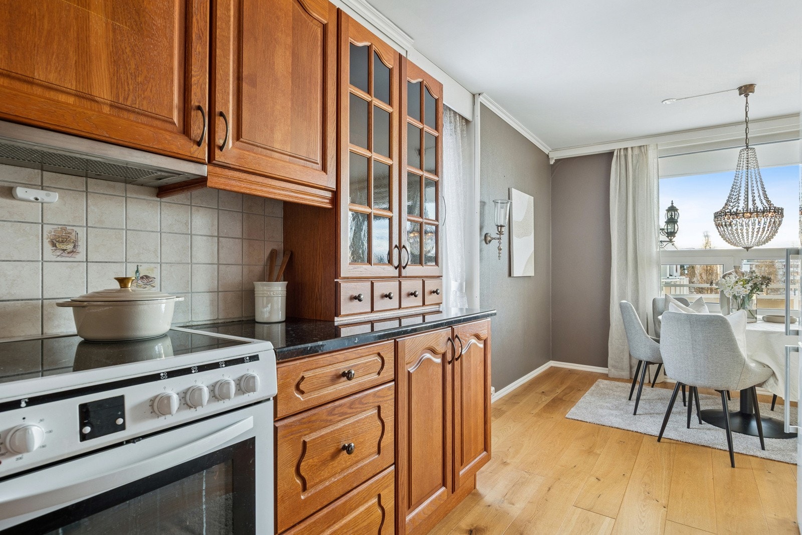 Alt av hvitevarer medfølger, også frittstående komfyr og kombiskap kjøl/frys. Galleribilde