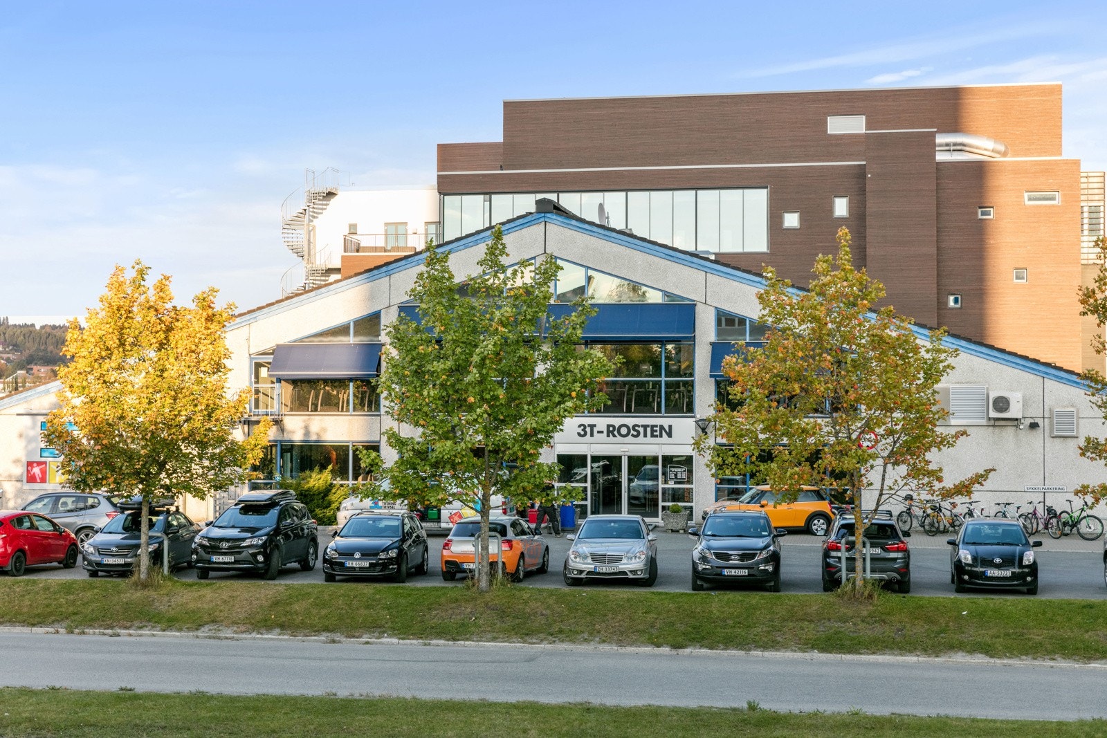 Det er også flere treningssentre i området, bl.a. 3T Rosten med svømmehall, spa mm. Galleribilde