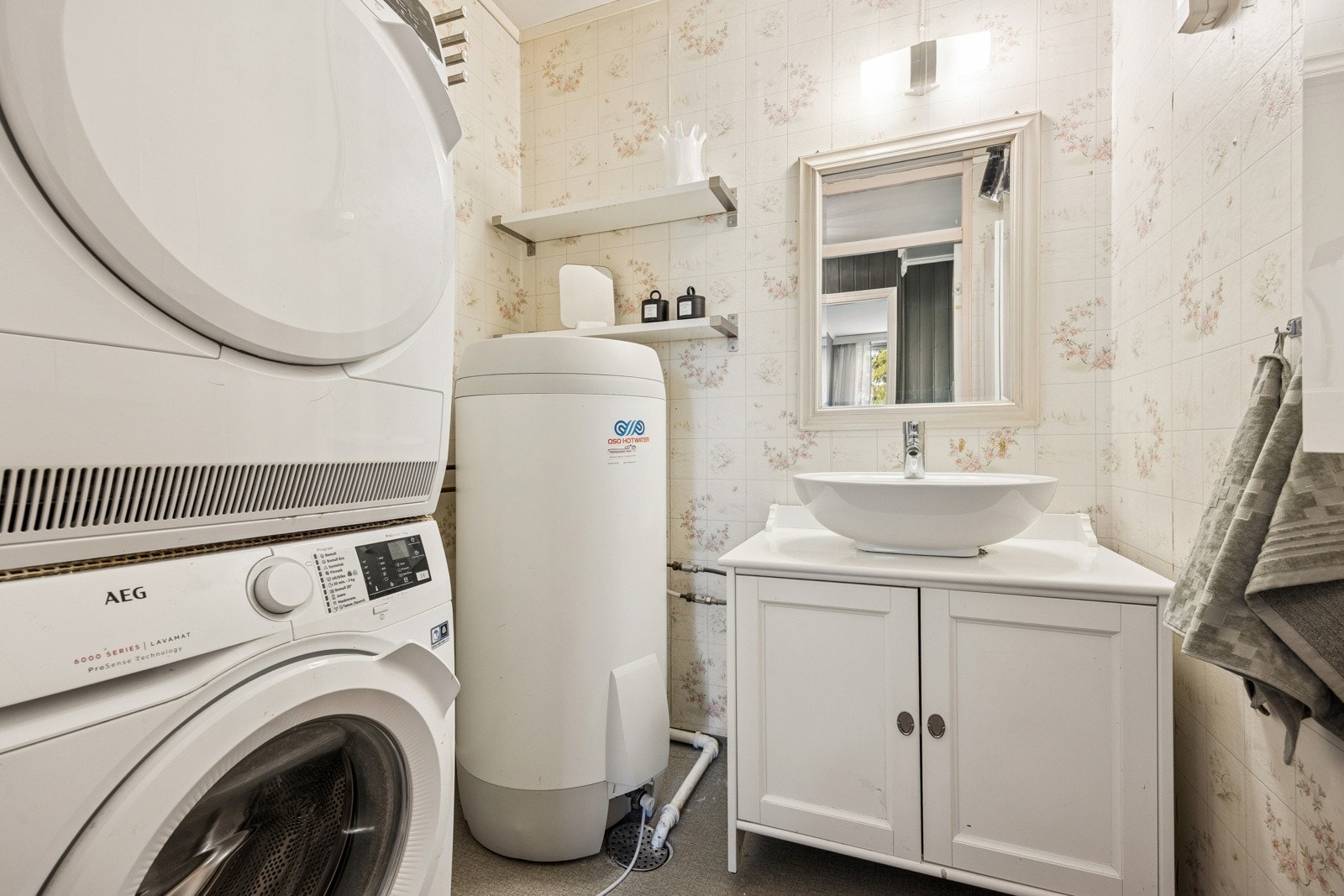 Det er separat vaskerom i leiligheten, som er utstyrt med sluk, varmtvannsbereder, servant mm. Vaskemaskin og tørketrommel medfølger i handelen. Galleribilde