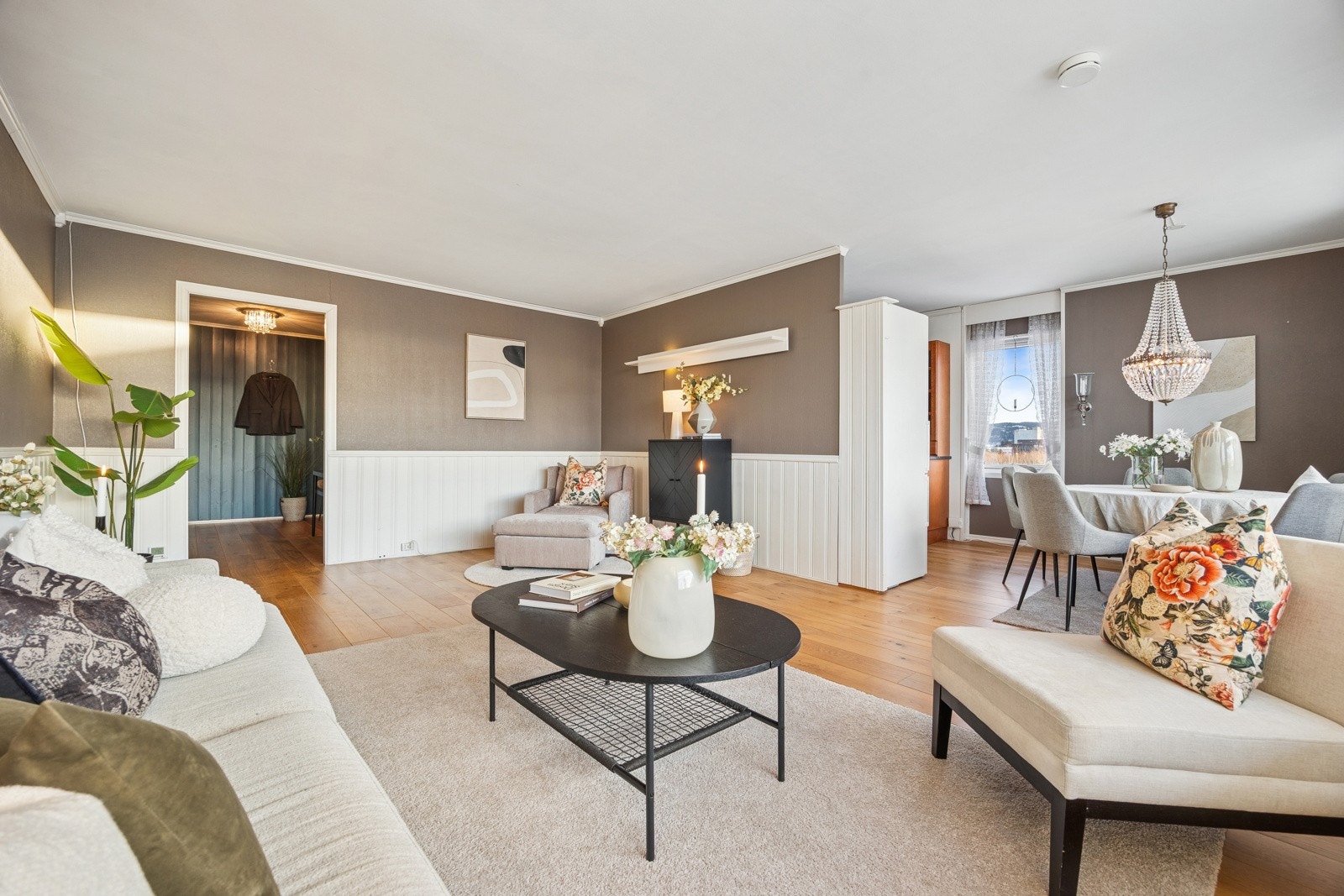 I motsetning til mellomliggende leiligheter byr denne på mere innlys i kraft av vinduet på langveggen ved spisestua. Galleribilde