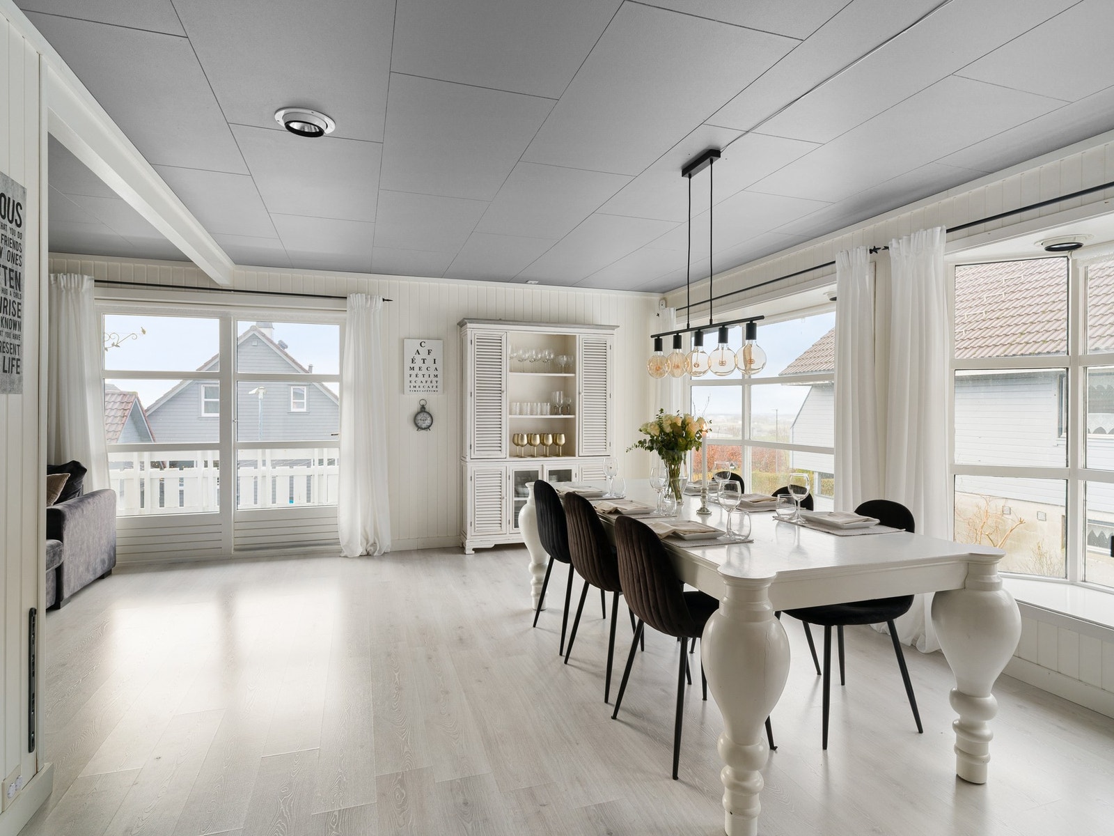 Rommets utforming gir stor fleksibilitet når det kommer til møblering, og det kan enkelt tilpasses ulike behov. Galleribilde