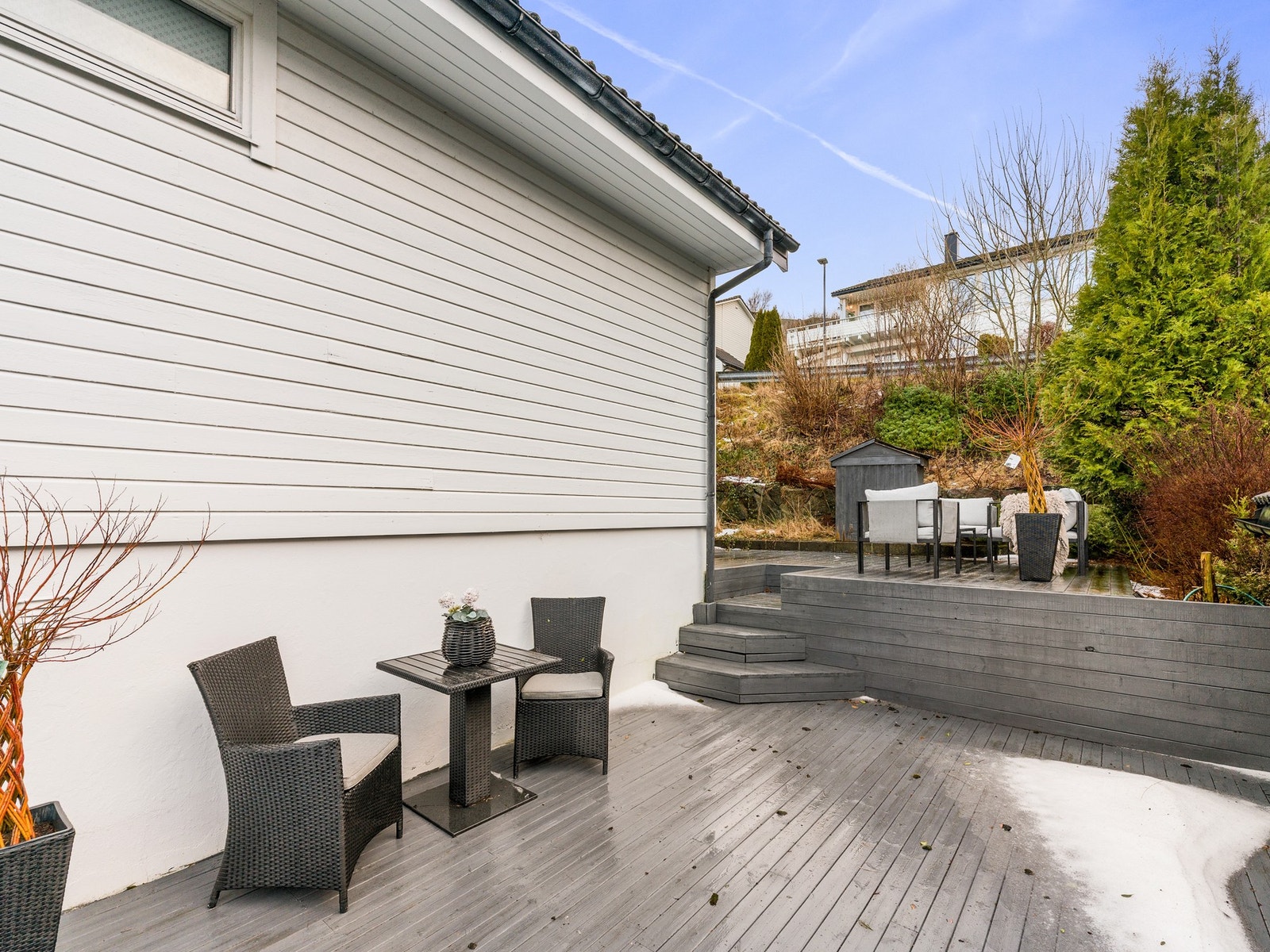 Eiendommen byr på et gjennomført uteområde med ulike soner for både avslapning og sosiale sammenkomster Galleribilde