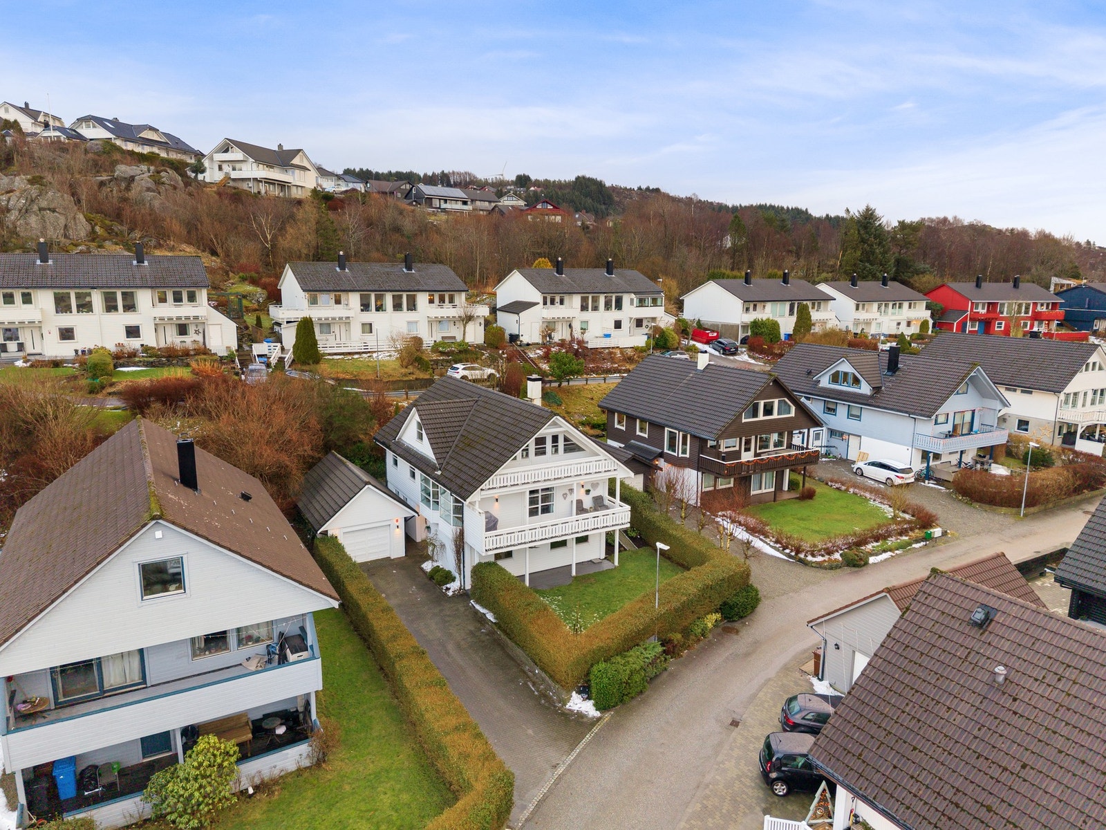 Området er naturskjønt med fine turområder og nærhet til primære hverdagsfasiliteter som skole, butikker og barnehager. Galleribilde