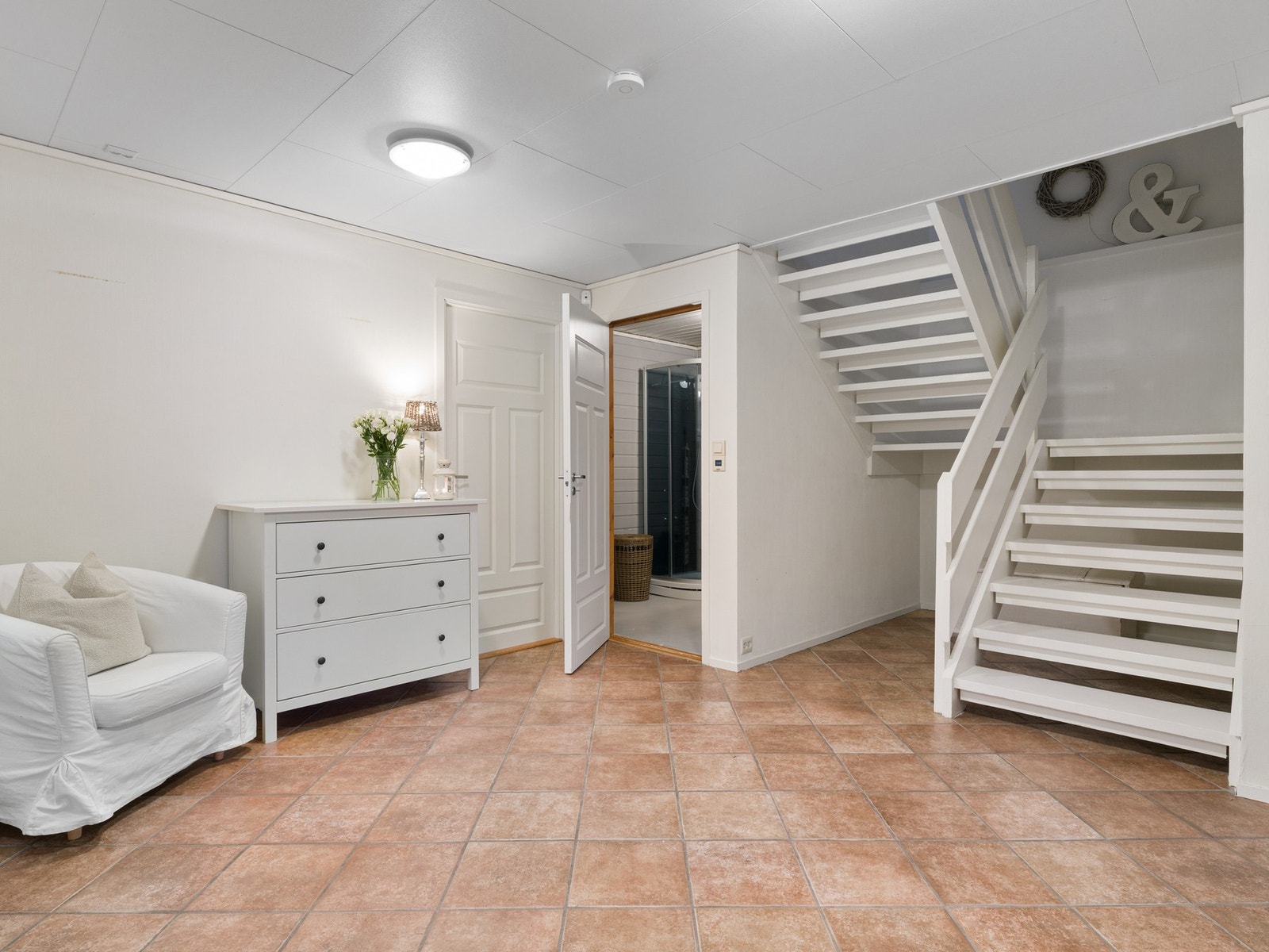 Videre har man en romslig gang med egen garderobe. Fra gangen har man tilkomst til alle rommene i underetasjen. Galleribilde