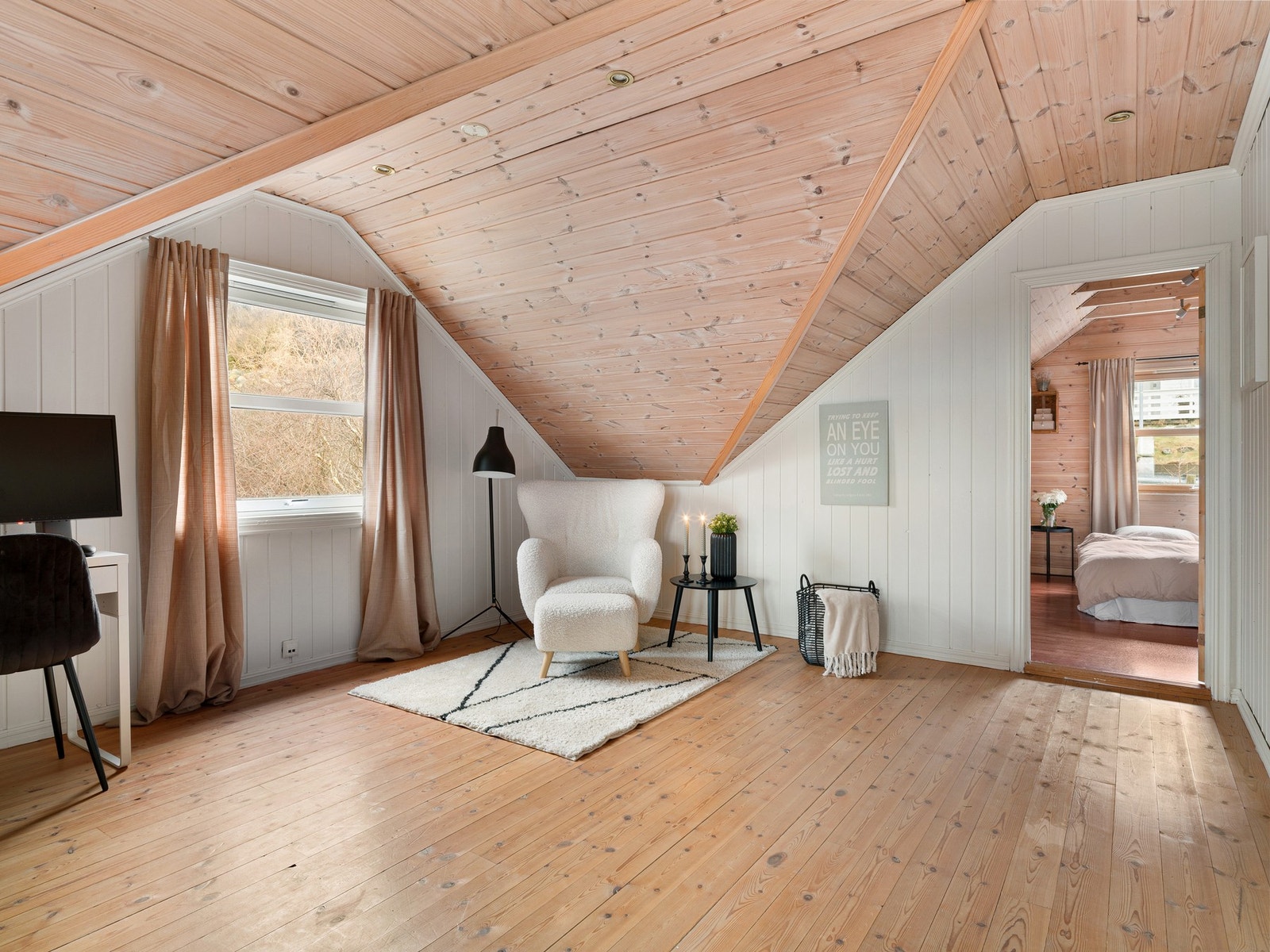 Fra gangen i 1. etasje kommer du opp til boligens loftsetasje. Galleribilde