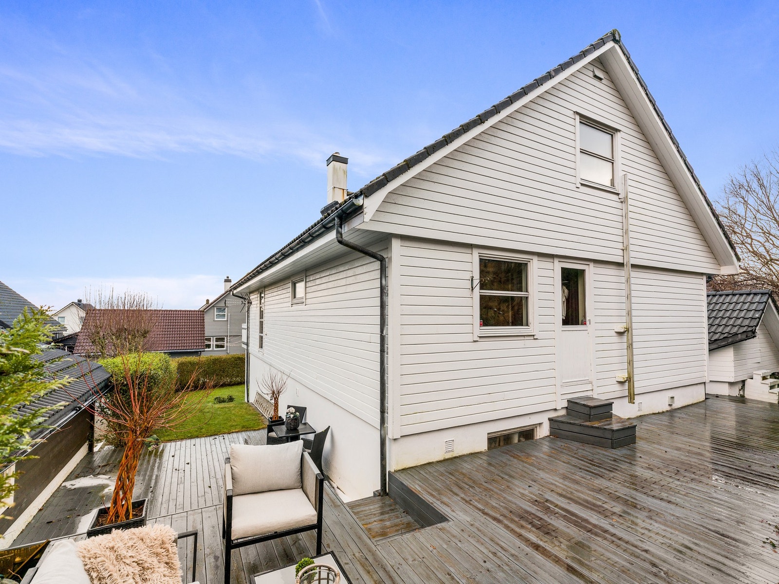 Fra ett av soverommene i 1. etasje har man utgang til boligens terrasse og uteområde. Galleribilde