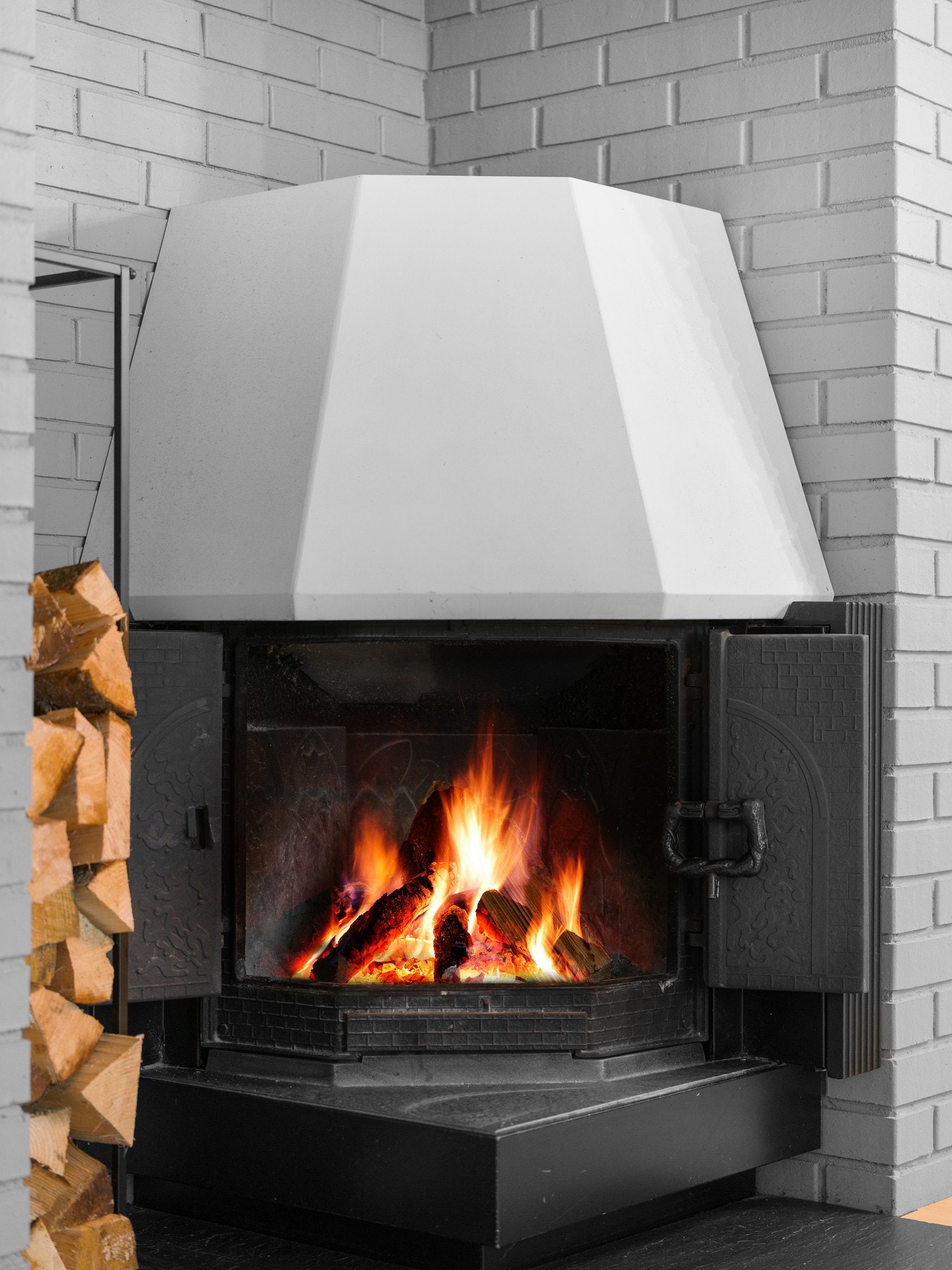 I stuen har man også en peis som skaper en lun atmosfære på kalde vinterkvelder. Galleribilde