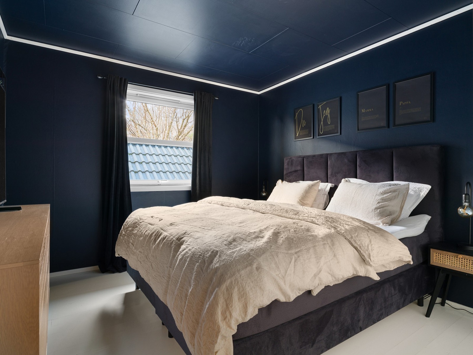 Hovedsoverommet gir plass til dobbeltseng og tilhørende møblement. Galleribilde