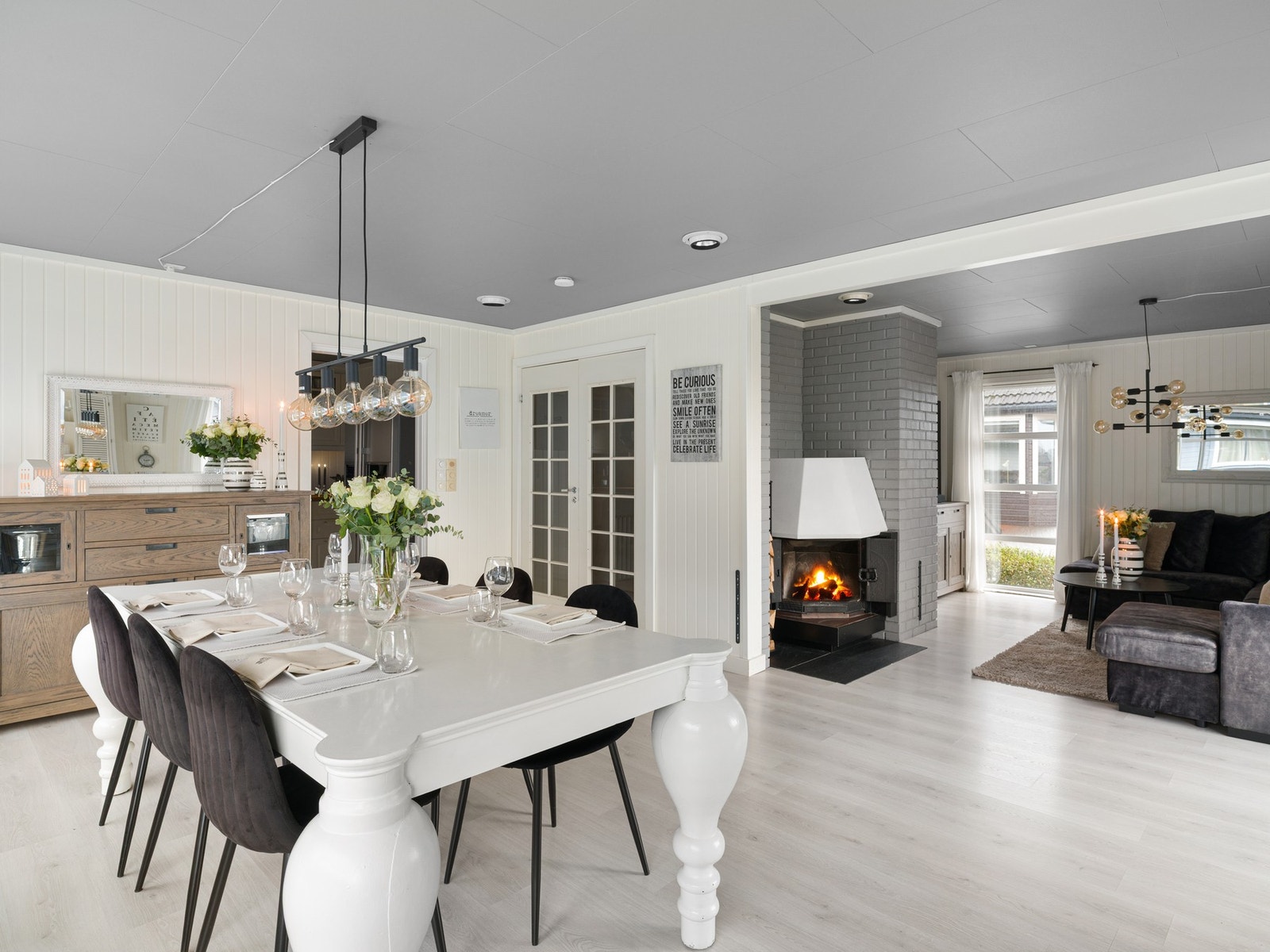 Stuen er av god størrelse og oppleves som luftig og romslig. Galleribilde