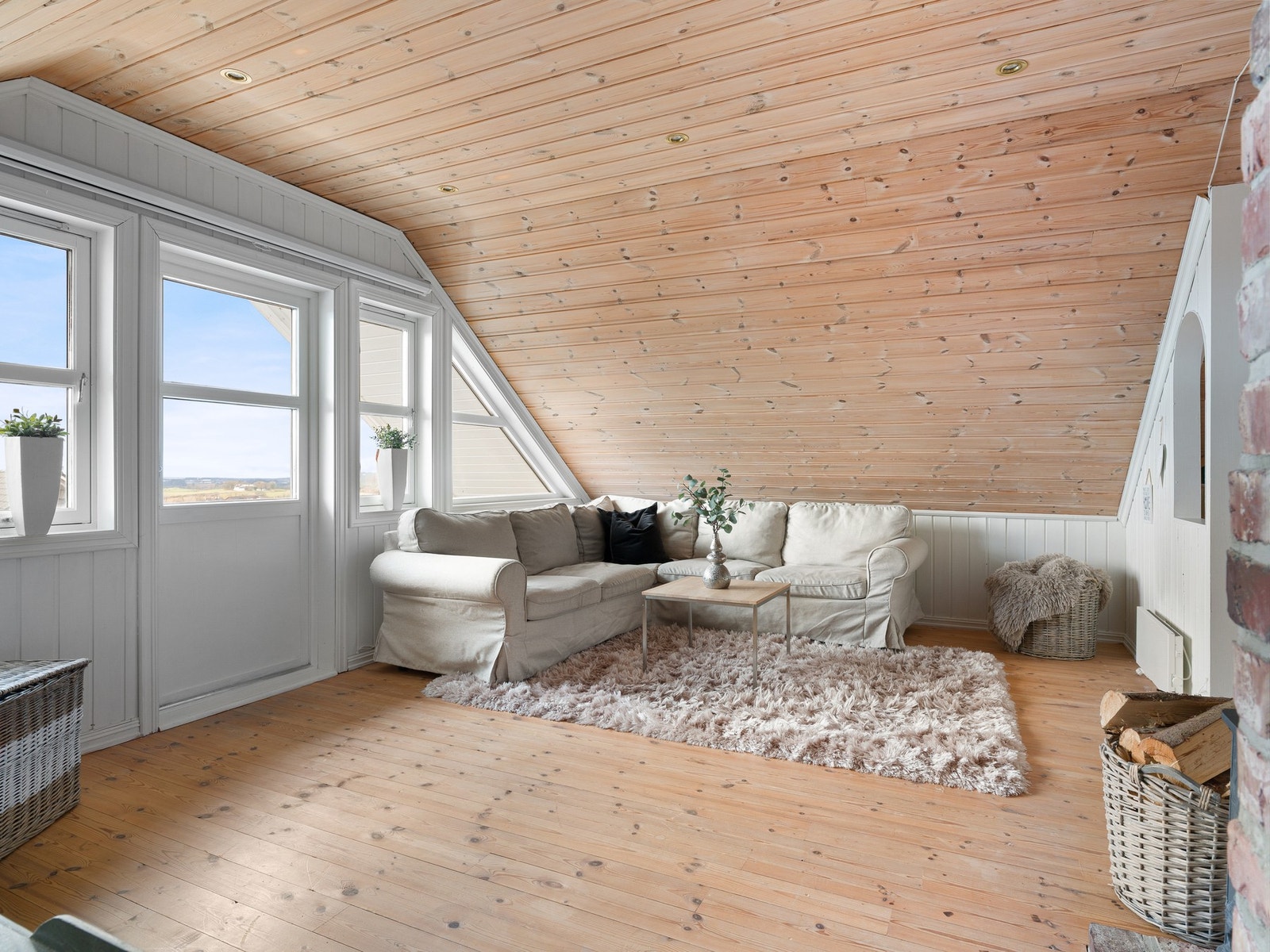 Her har man god plass til o møblere med både sittegruppe og TV-seksjon. Galleribilde