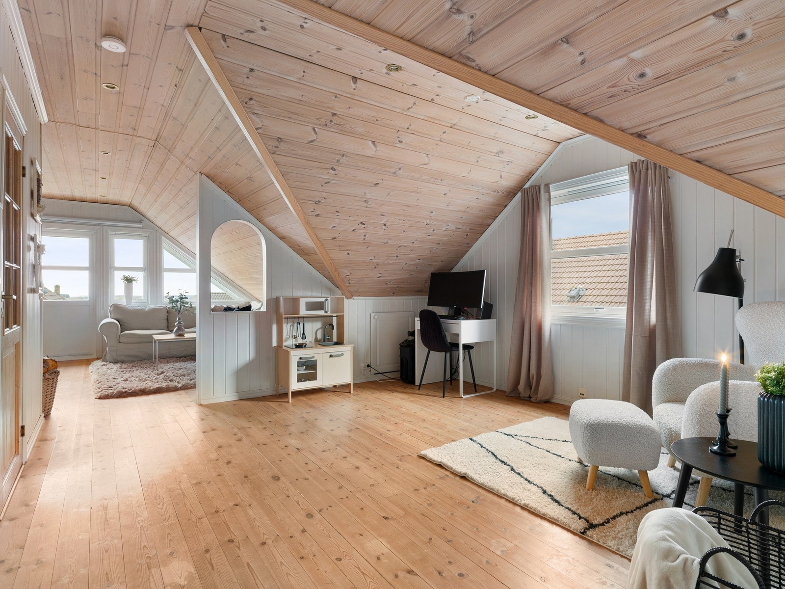 På loftet finner du boligens andre stue. Dagens bruk av rommet er ikke i samsvar med godkjente tegninger. Galleribilde