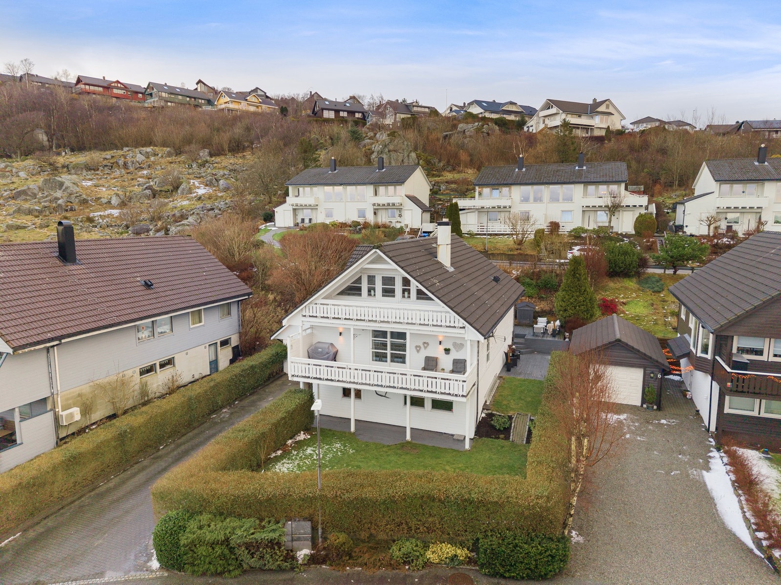 Tomten er pent opparbeidet med asfaltert adkomstvei og gårdsplass med belegningsstein. Galleribilde