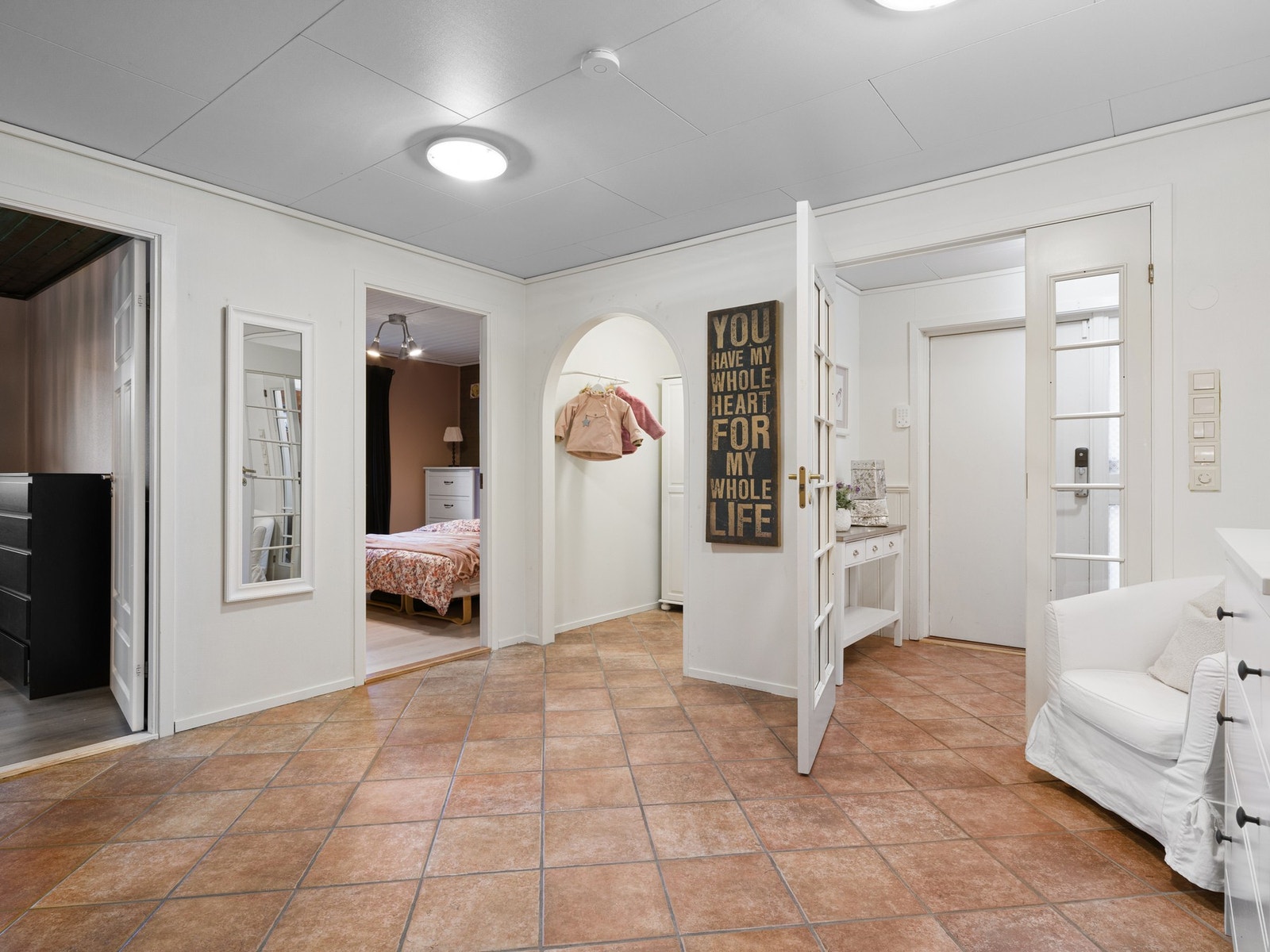 Entréen gir et godt førsteinntrykk med lyse overflater og en romslig utforming. Her er det plass til å henge fra seg yttertøy og sette fra seg sko. Galleribilde