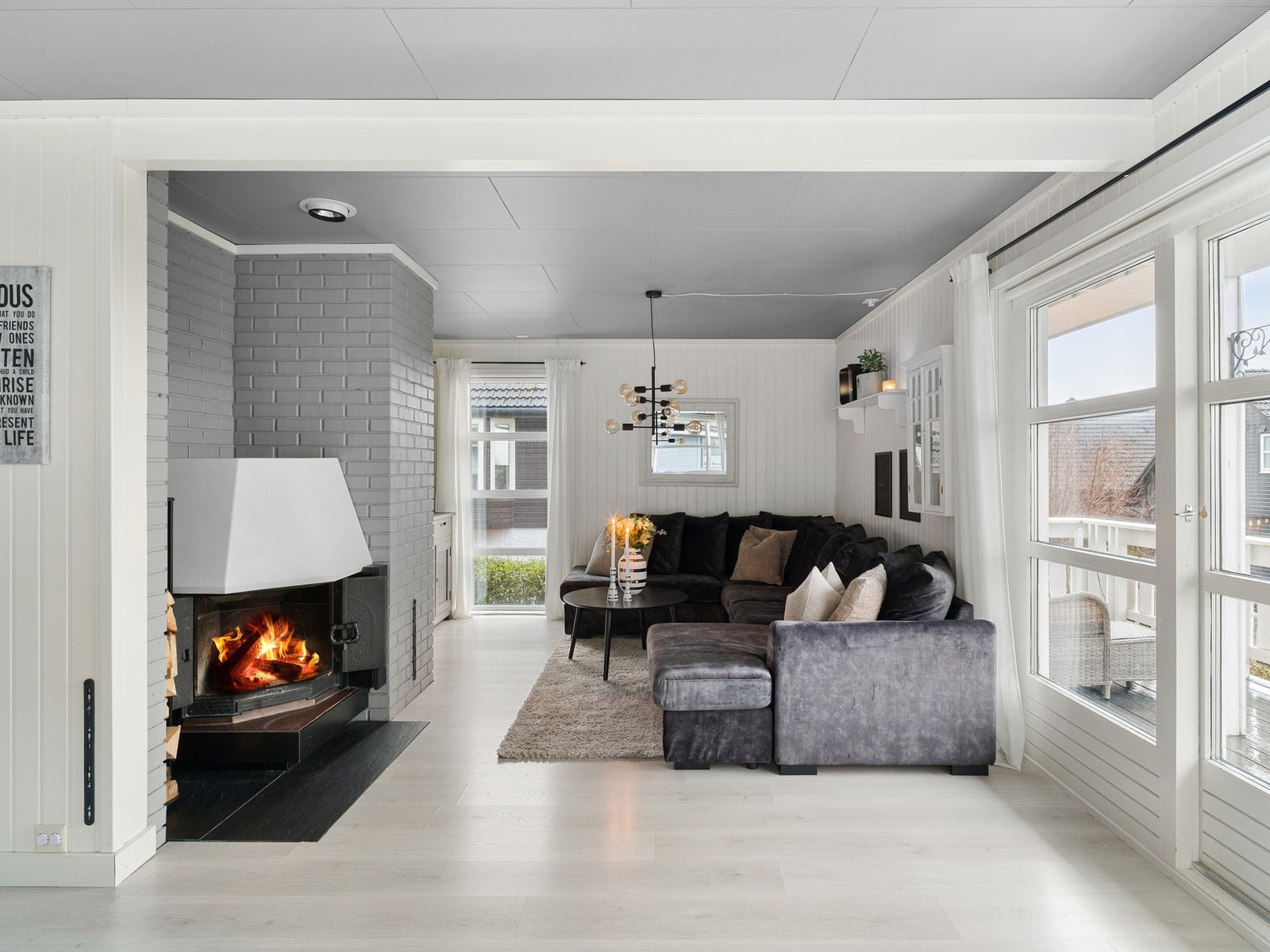 Rommet har store vindusflater som slipper inn rikelig med naturlig lys. Galleribilde