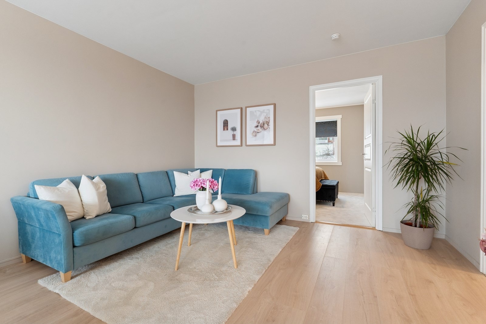 Stuen har moderne 1-stavs laminatgulv og slette vegger malt i en tidsriktig farge. Galleribilde