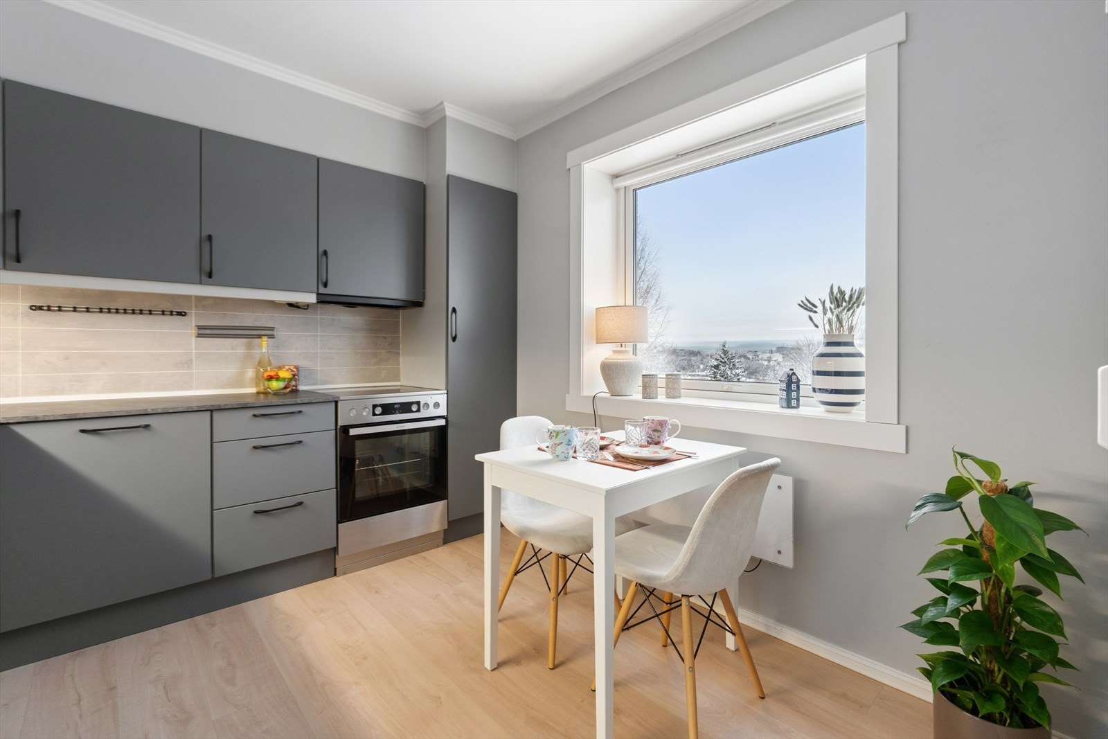 Det er plass til spisebord under kjøkkenvinduet. Galleribilde