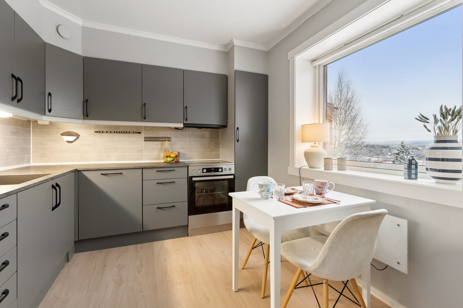 Kjøkkenet er innredet i en praktisk form og har godt med skap- og benkeplass. Galleribilde