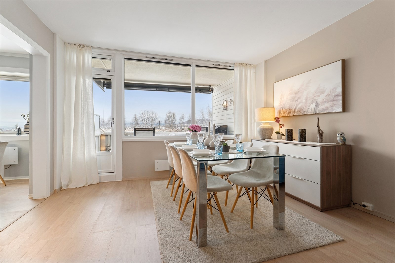 Store vindusflater slipper inn rikelig med naturlig lys. Galleribilde