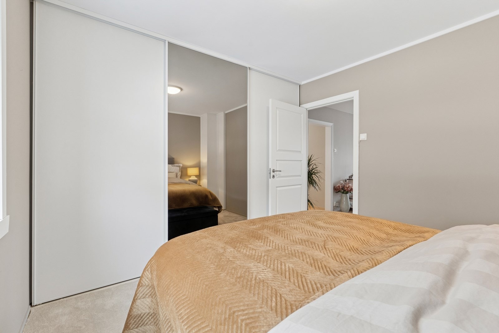 Hovedsoverommet har god plass til dobbeltseng med tilhørende nattbord, og er innredet med skyvedørsgarderobe med speilfront. Galleribilde