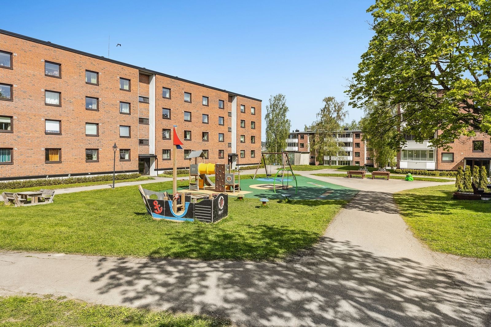 Felleseiet tomt for borettslaget som er pent opparbeidet med plenarealer, trær, diverse beplantning, bilfrie asfalterte internveier, lekeplass og gjesteparkering. Galleribilde