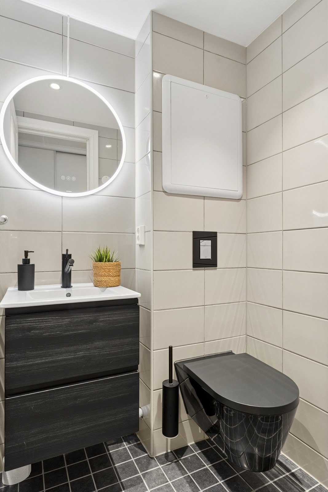 Toalettrommet er også fra 2021 og i samme stil som baderommet. Galleribilde