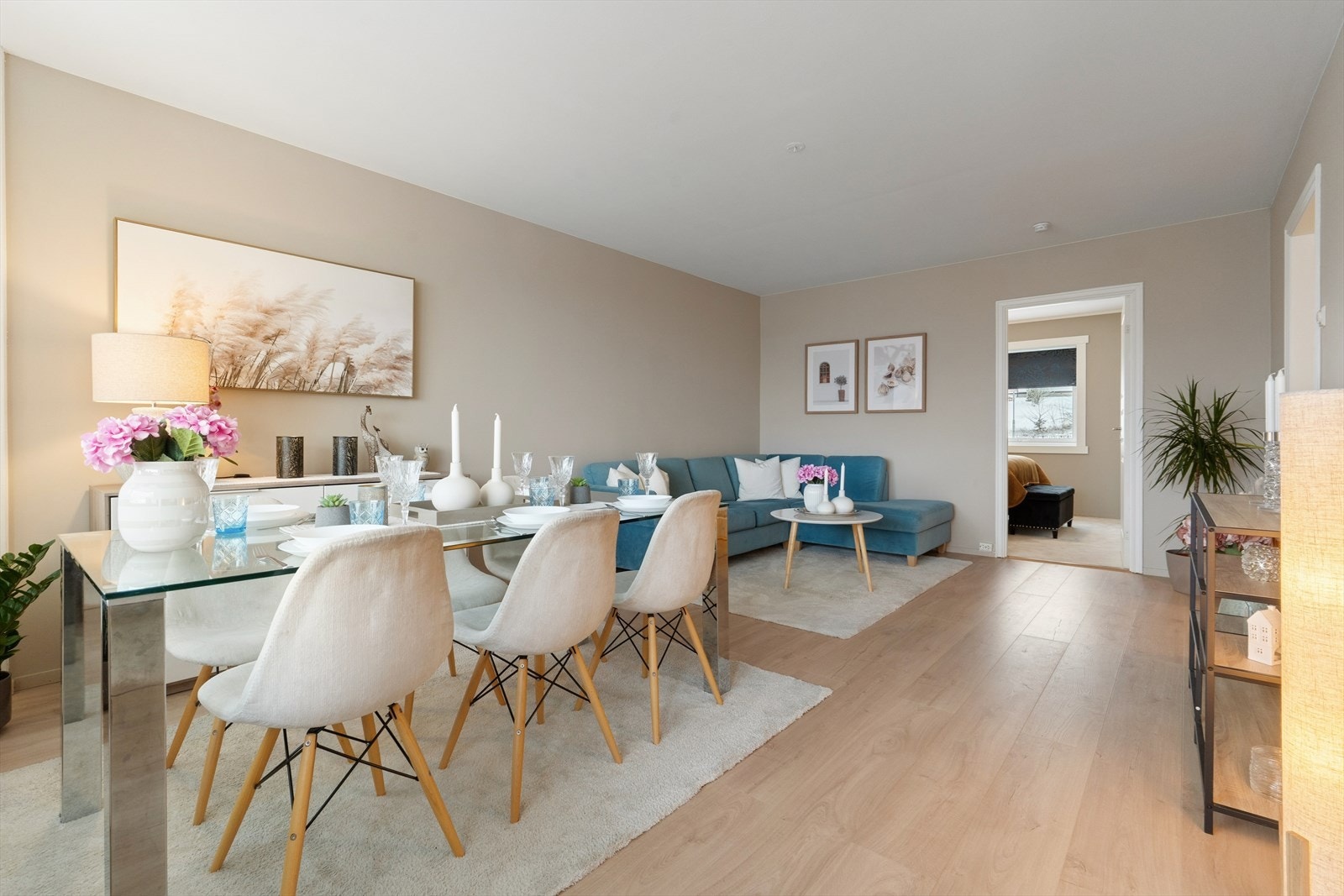 Rommet er møbleringsvennlig og lar seg enkelt dele inn i flere soner. Galleribilde