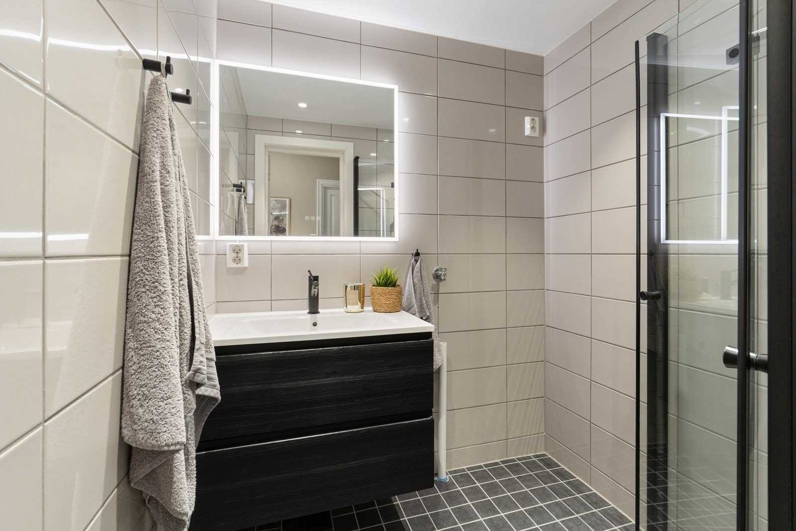 Delikat, flislagt baderom fra 2021 med elektriske varmekabler i gulv. Galleribilde