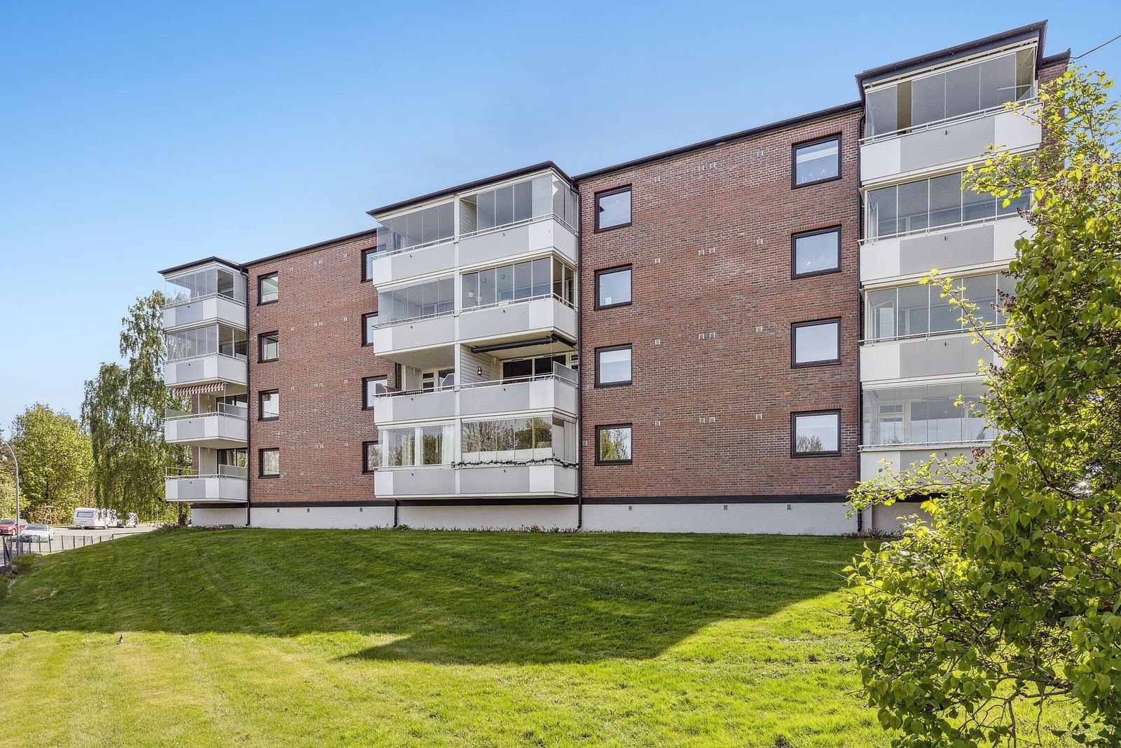 Kombinasjonen av fredelige, grønne omgivelser i et samtidig sentralt bomiljø, gjør dette til en attraktiv bolig. Galleribilde