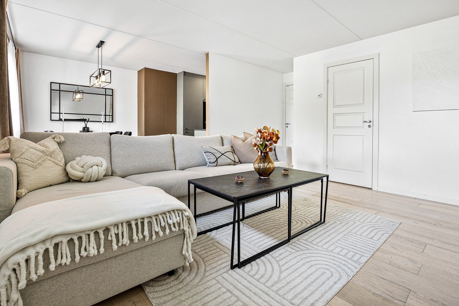 Svært innbydende stue med gode møbleringsmuligheter. Galleribilde