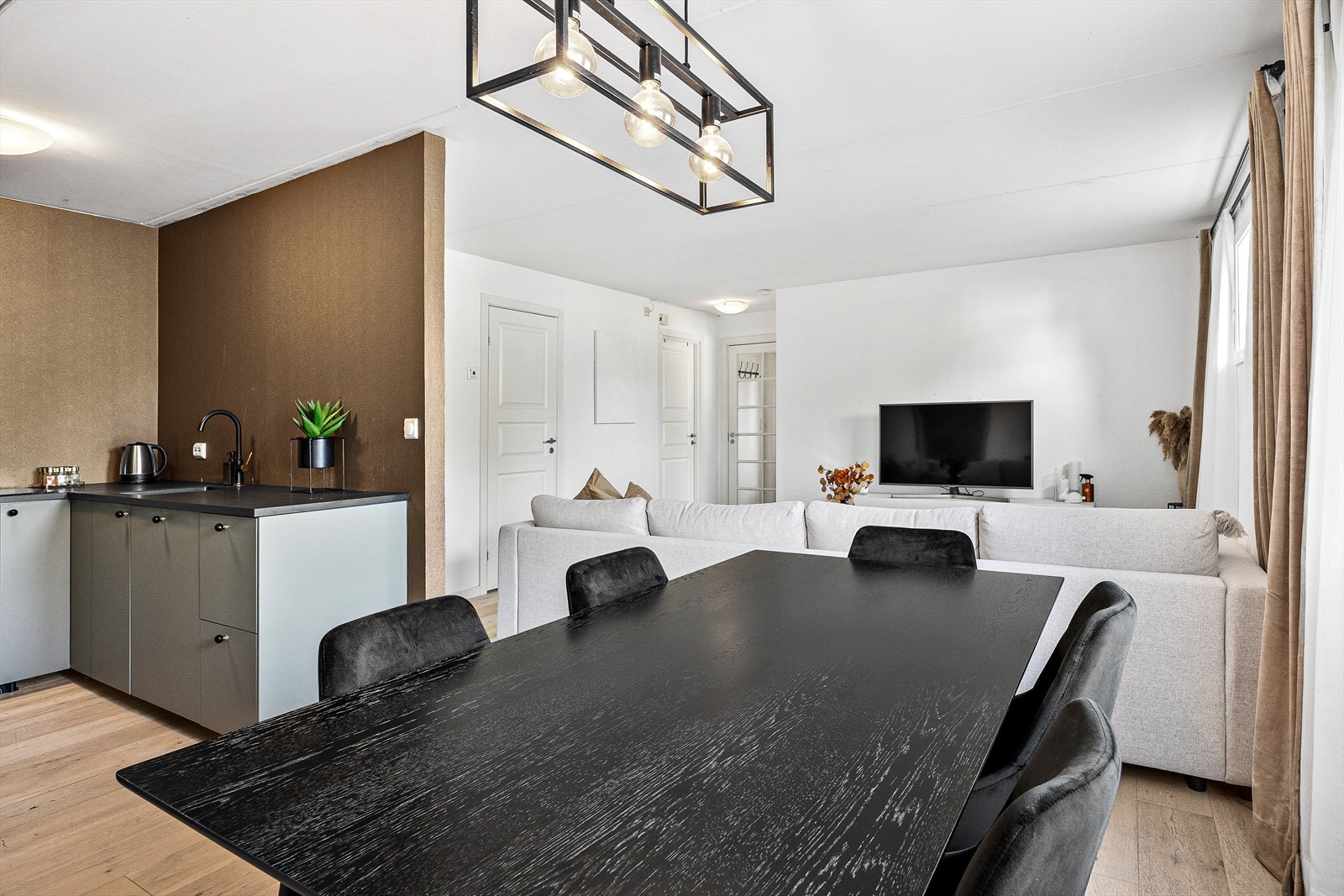 Stue, kjøkken og spiseplass. Svært sosialt og hyggelig oppholdsrom. Galleribilde