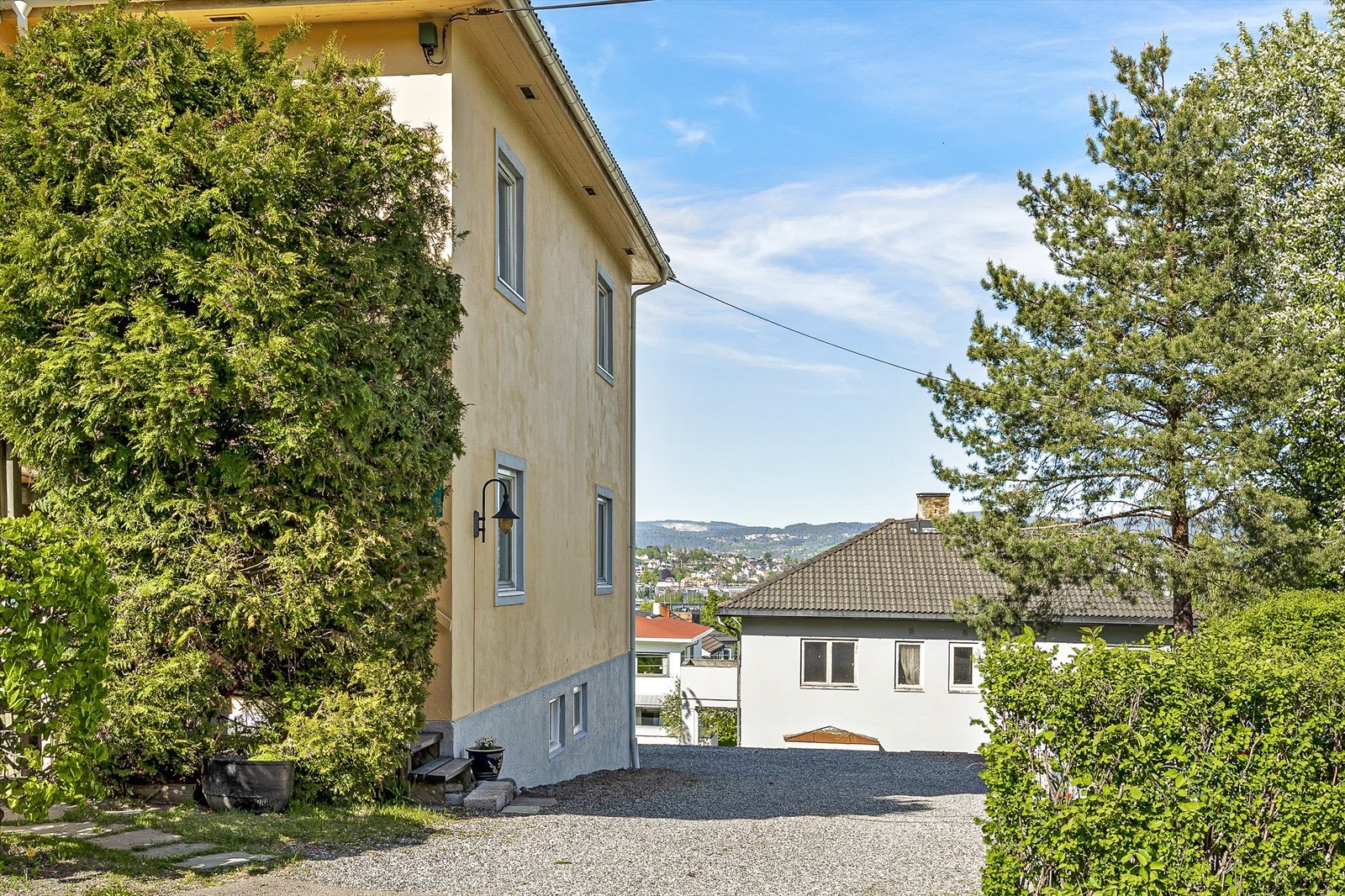 Pen gruset gårdsplass ned til leiligheten. Galleribilde