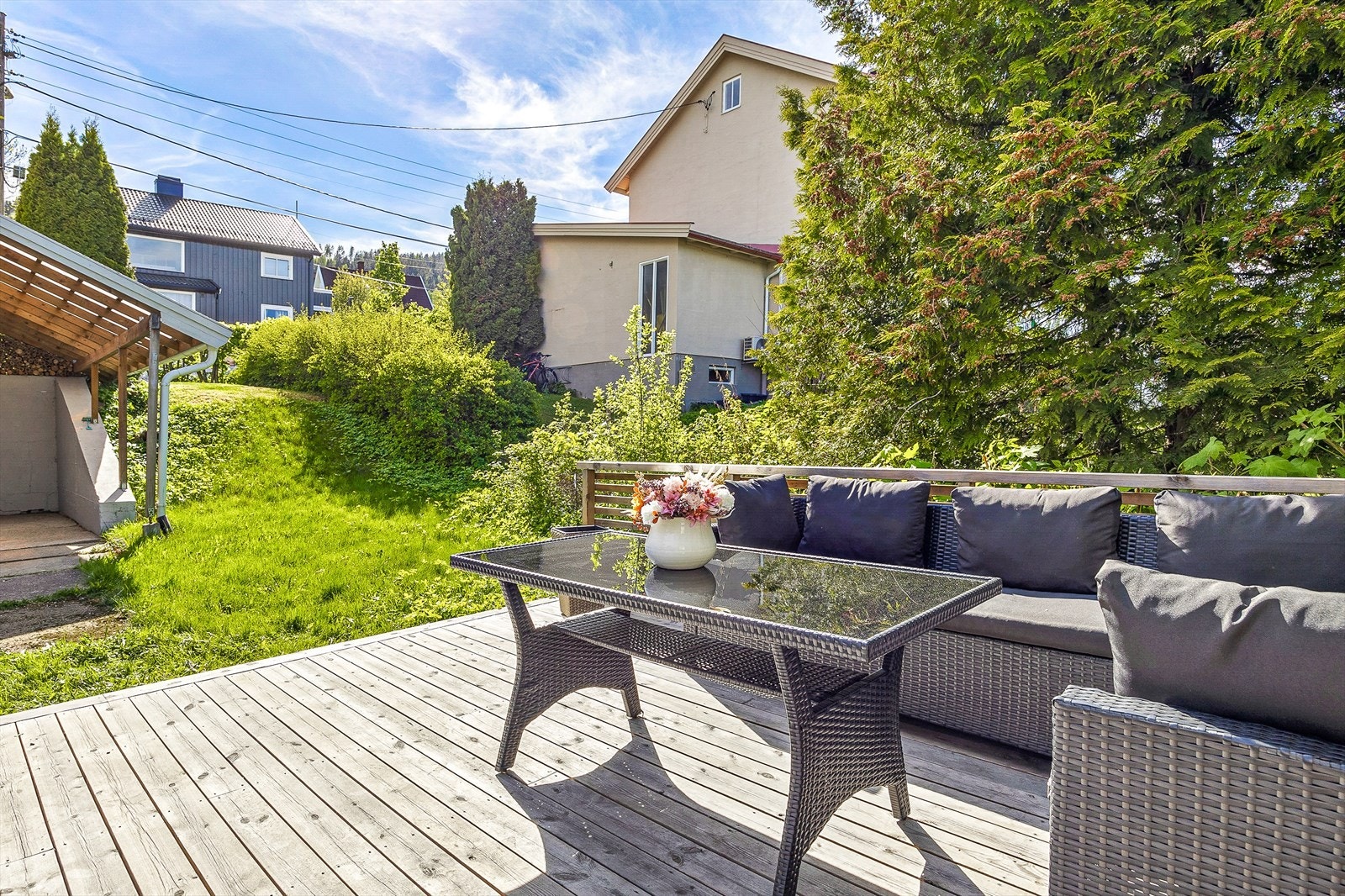 Leiligheten har direkte tilgang til hage og terrasse på sameiets tomt Galleribilde