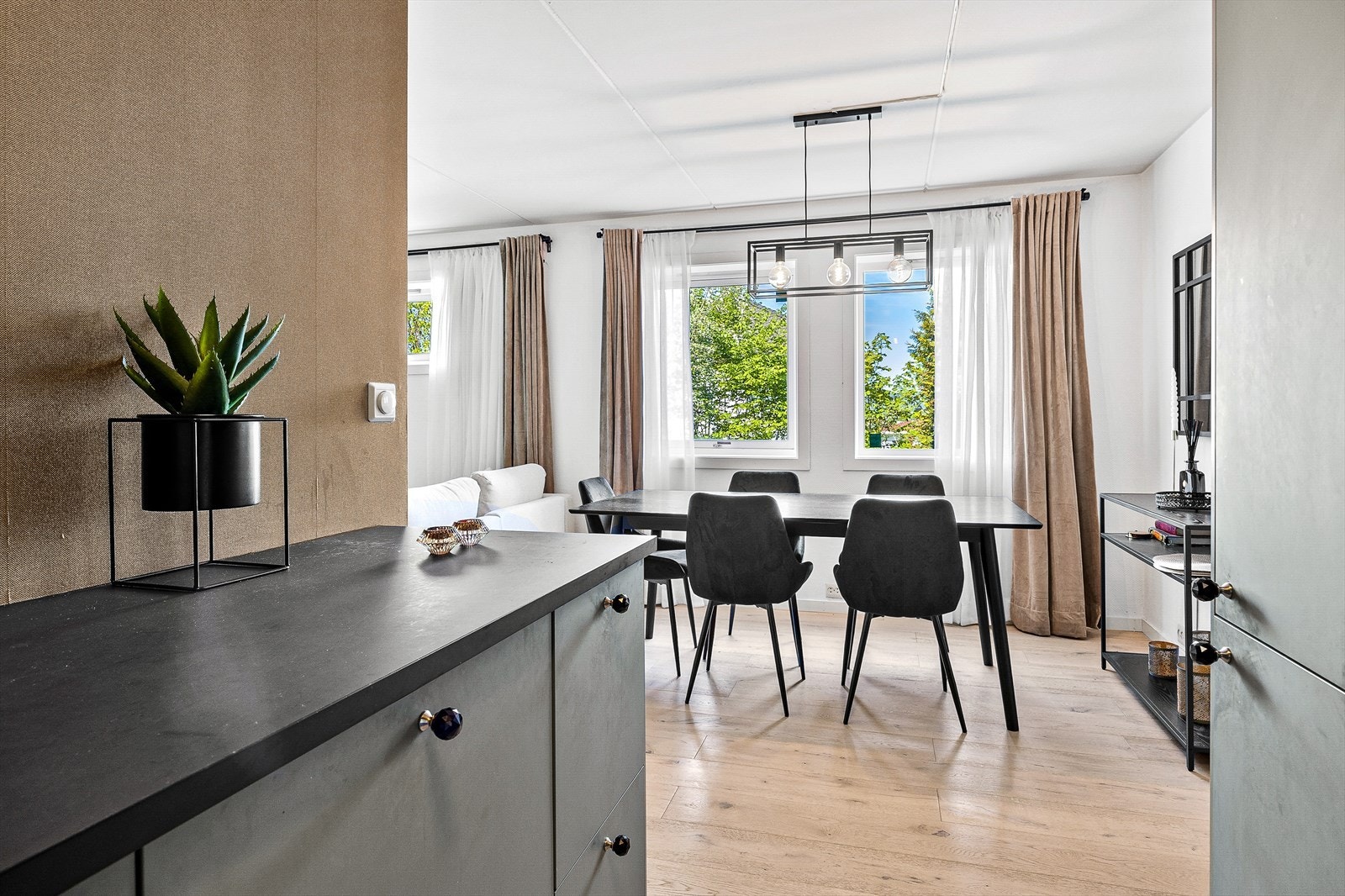 Stuen er av såpass god størrelse av det er god plass til stort spisebord. Galleribilde