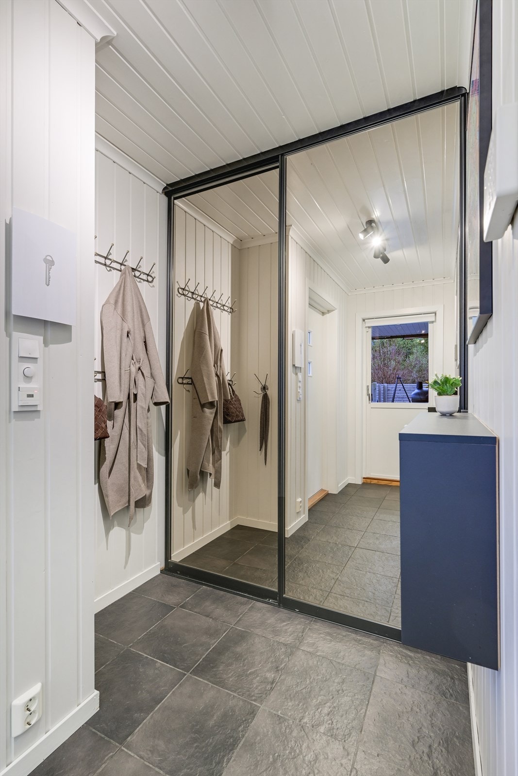 Vindfang med garderobe Galleribilde