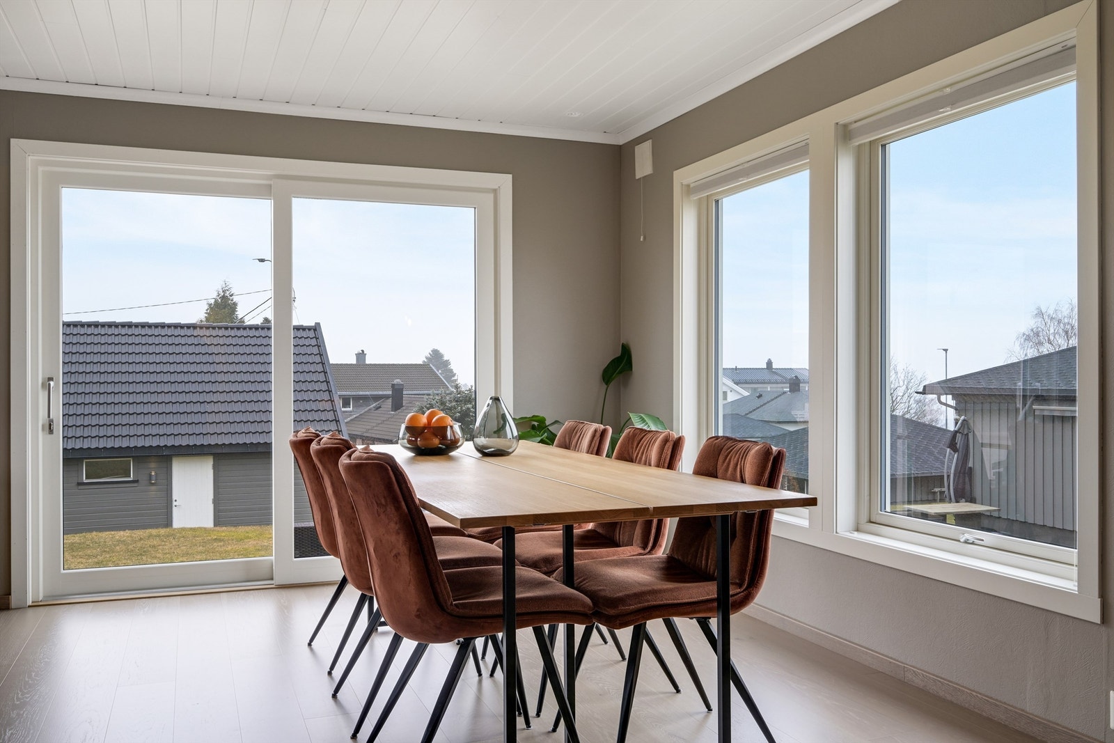 Spisestue med flott utsikt innover Oslofjorden og mot Horten Galleribilde