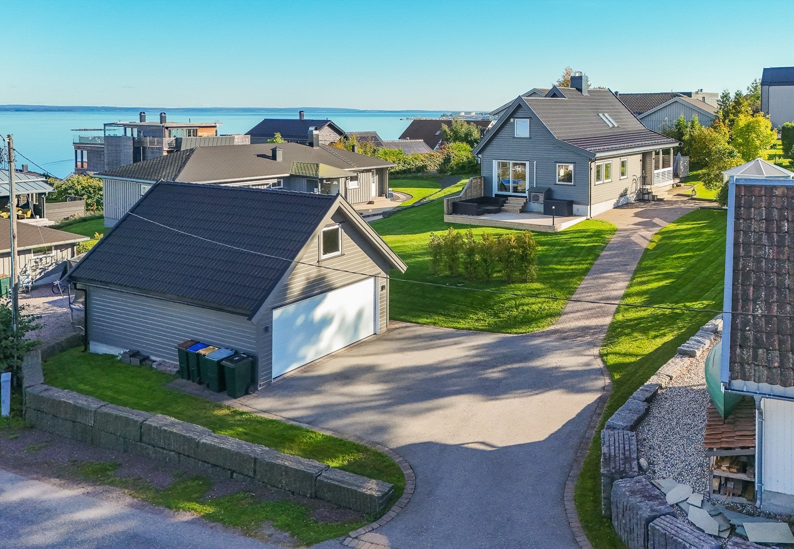 Velstelte uteområder. Dobbel garasje med stort loft. Galleribilde