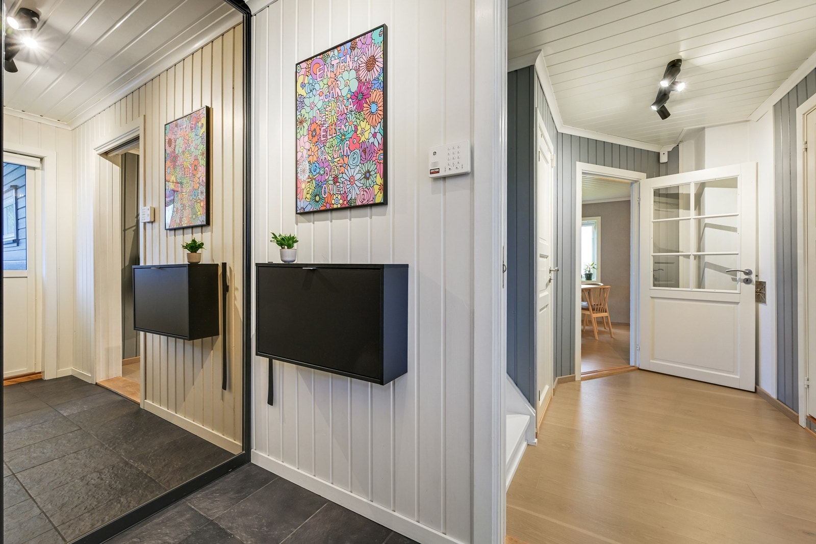 Vindfang og trappegang med skyvedørsgarderobe Galleribilde