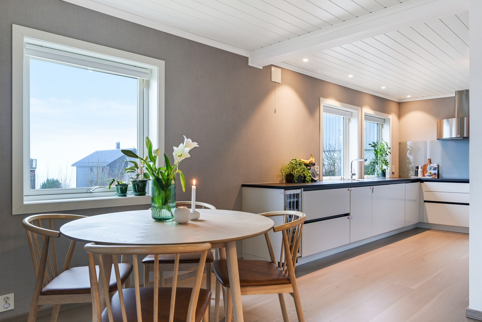 Et lyst og deilig kjøkken med spiseplass Galleribilde