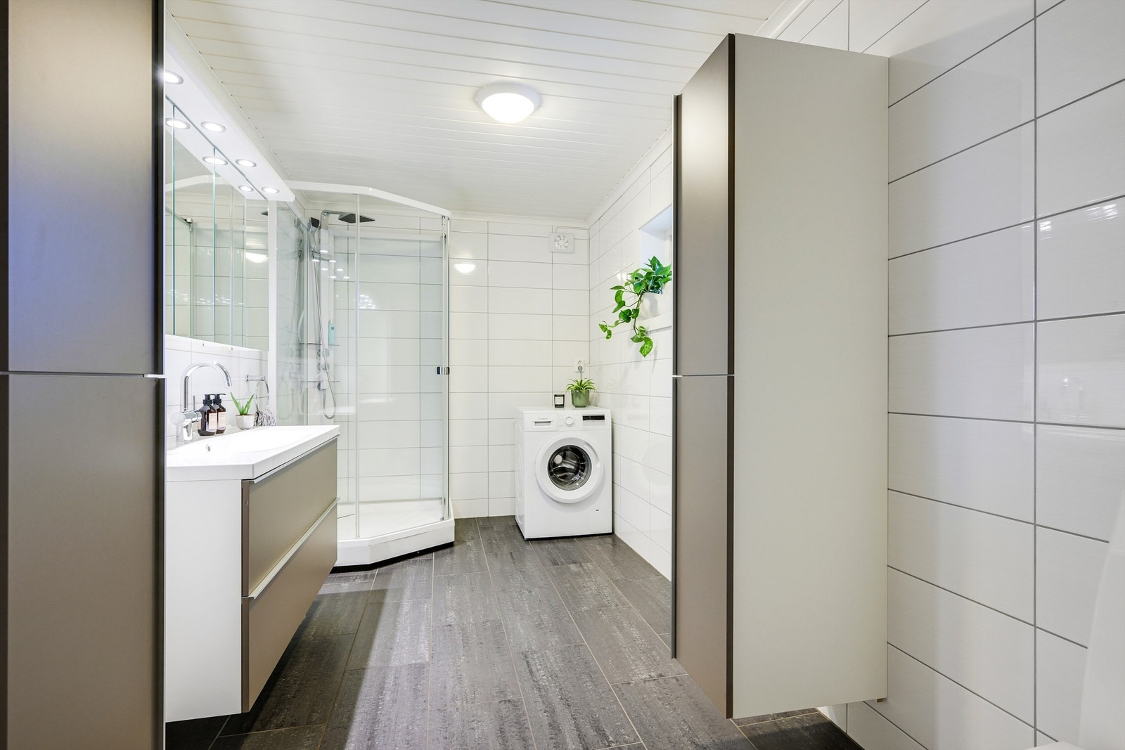 Baderom er helfliset Galleribilde